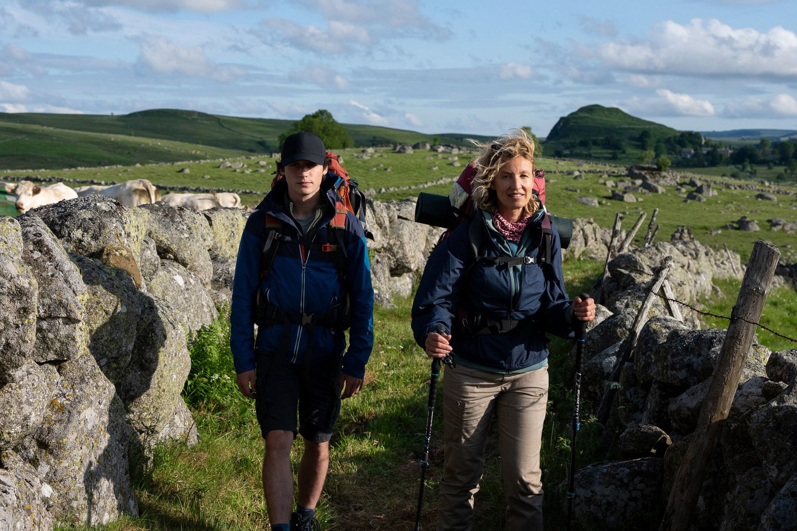 Julien Le Berre (links) als Adam und Alexandra Lamy im Film «Die Camino-Therapie - Finde deinen Weg».