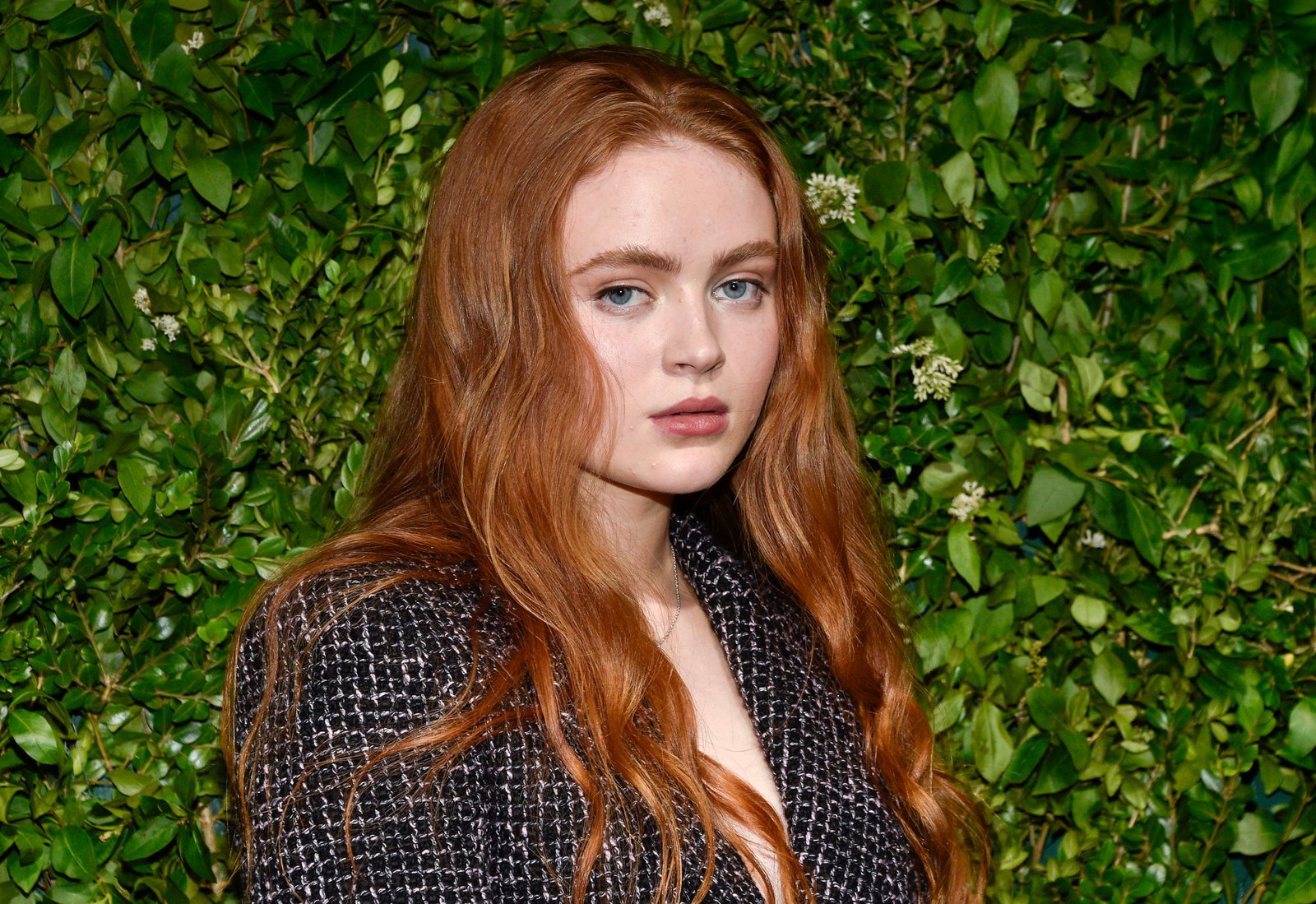 US-Schauspielerin Sadie Sink («Stranger Things») ärgert sich auf der Theaterbühne über Zuschauer mit Handys. (Archivbild)