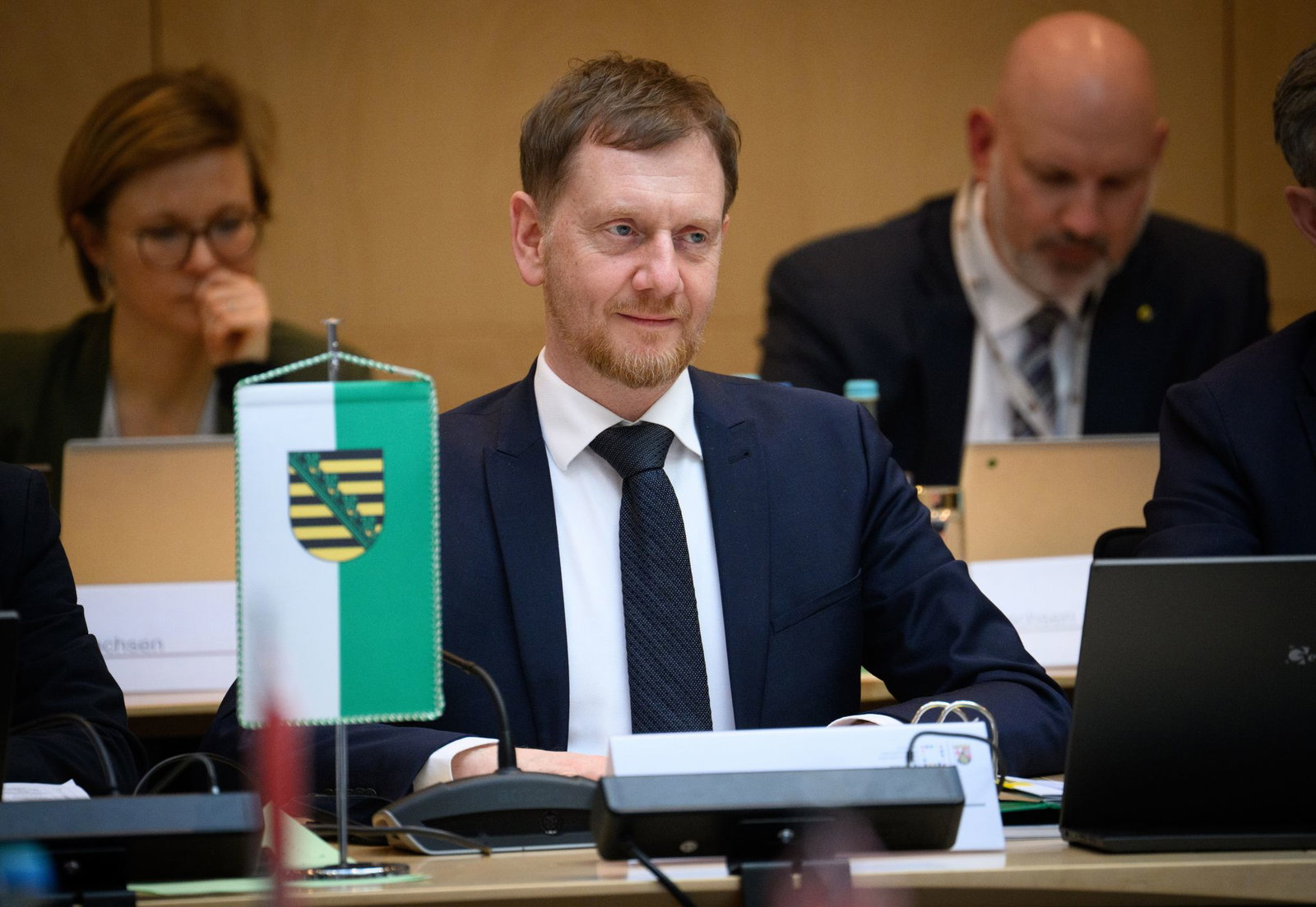 Sachsens Ministerpräsident Michael Kretschmer (CDU), hier im Bundesrat, droht mit Nein in der Länderkammer bei Rente und Pflege. (Archivbild)