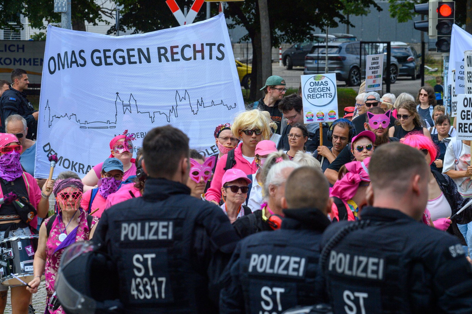 Die Gegendemonstration fand in einiger Entfernung der AfD-Veranstaltung statt, hinter einer Polizeiabsperrung.
