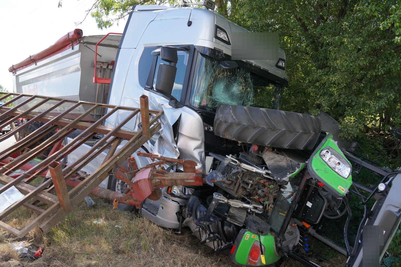 Die Traktorfahrerin wurde zwischen den beiden Fahrzeugen eingeklemmt.