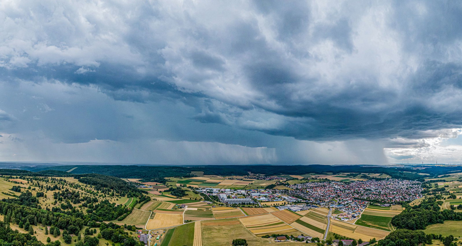 Auch am Wochenende drohen im Südwesten Gewitter mit heftigem Starkregen. 