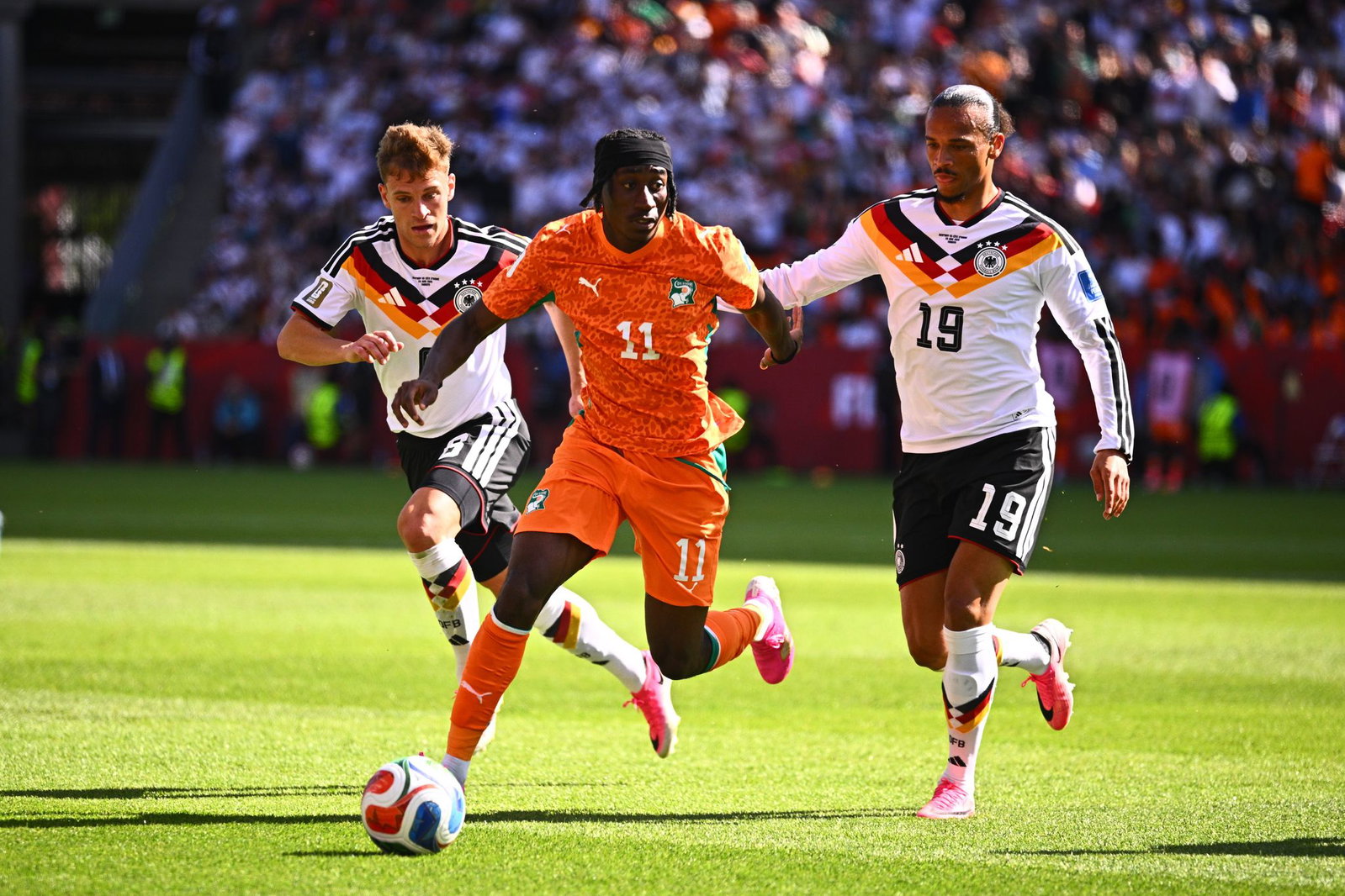 Joshua Kimmich (l.) wird weiter für die Nationalmannschaft spielen. Doch was wird aus Leroy Sané (r.)? (Archivbild)