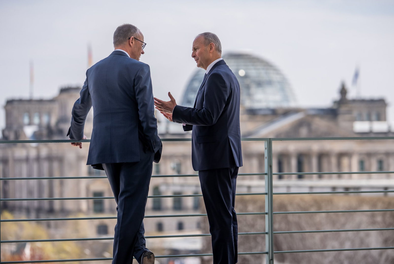 Der irische Regierungschef Micheál Martin (r) muss in den kommenden Monaten im Haushaltsstreit vermitteln. Kanzler Merz gibt sich bislang allerdings nicht besonders kompromissbereit. (Archivbild)