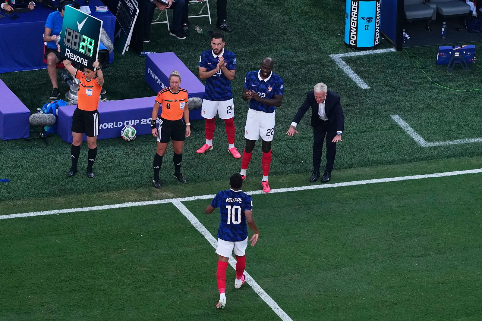 Zum Verneigen: Deschamps mit Kylian Mbappé. (Archivbild)