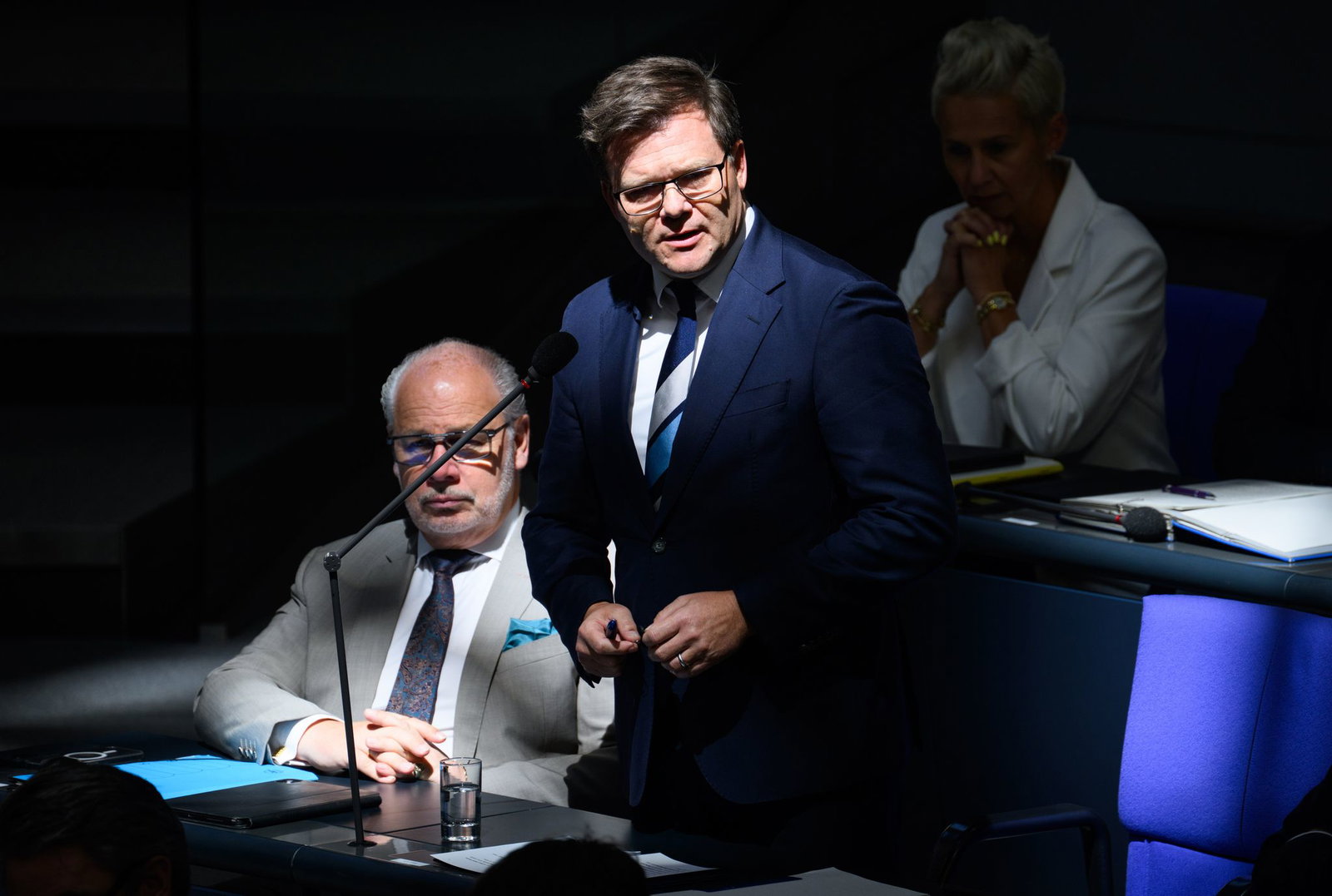 Bundesumweltminister Carsten Schneider stellte sich im Bundestag den Fragen der Abgeordneten.