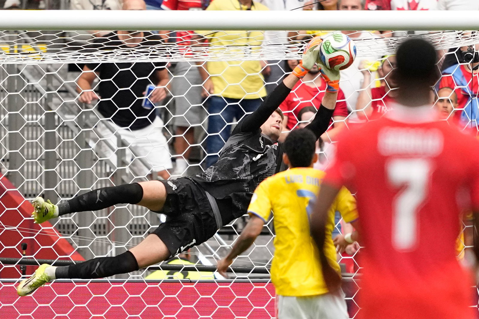 Gregor Kobel wurde zum Matchwinner der Schweiz.