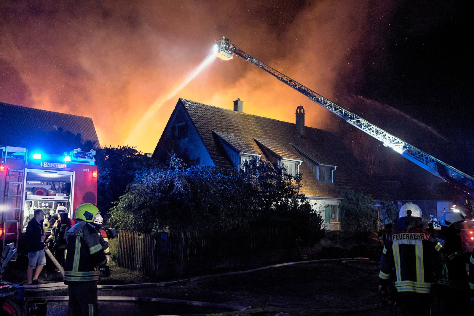Der Stall in Wilburgstetten geriet in Brand und stürzte ein.