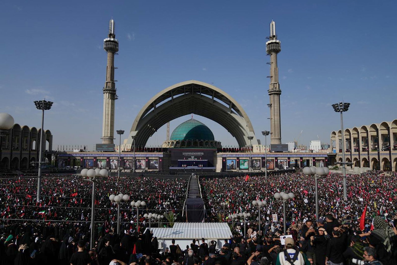 Chameneis Leichnam bleibt zunächst drei Tage in Teheran.