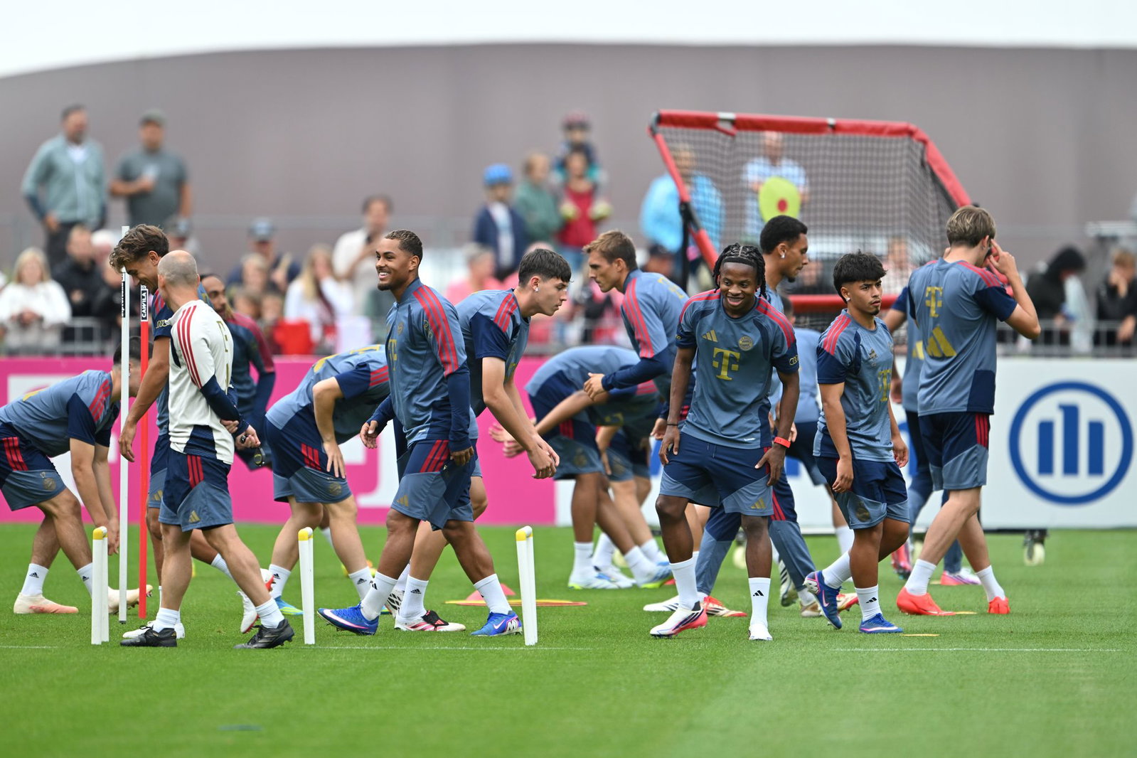 Noch fehlen die DFB-Stars beim Bayern-Training.