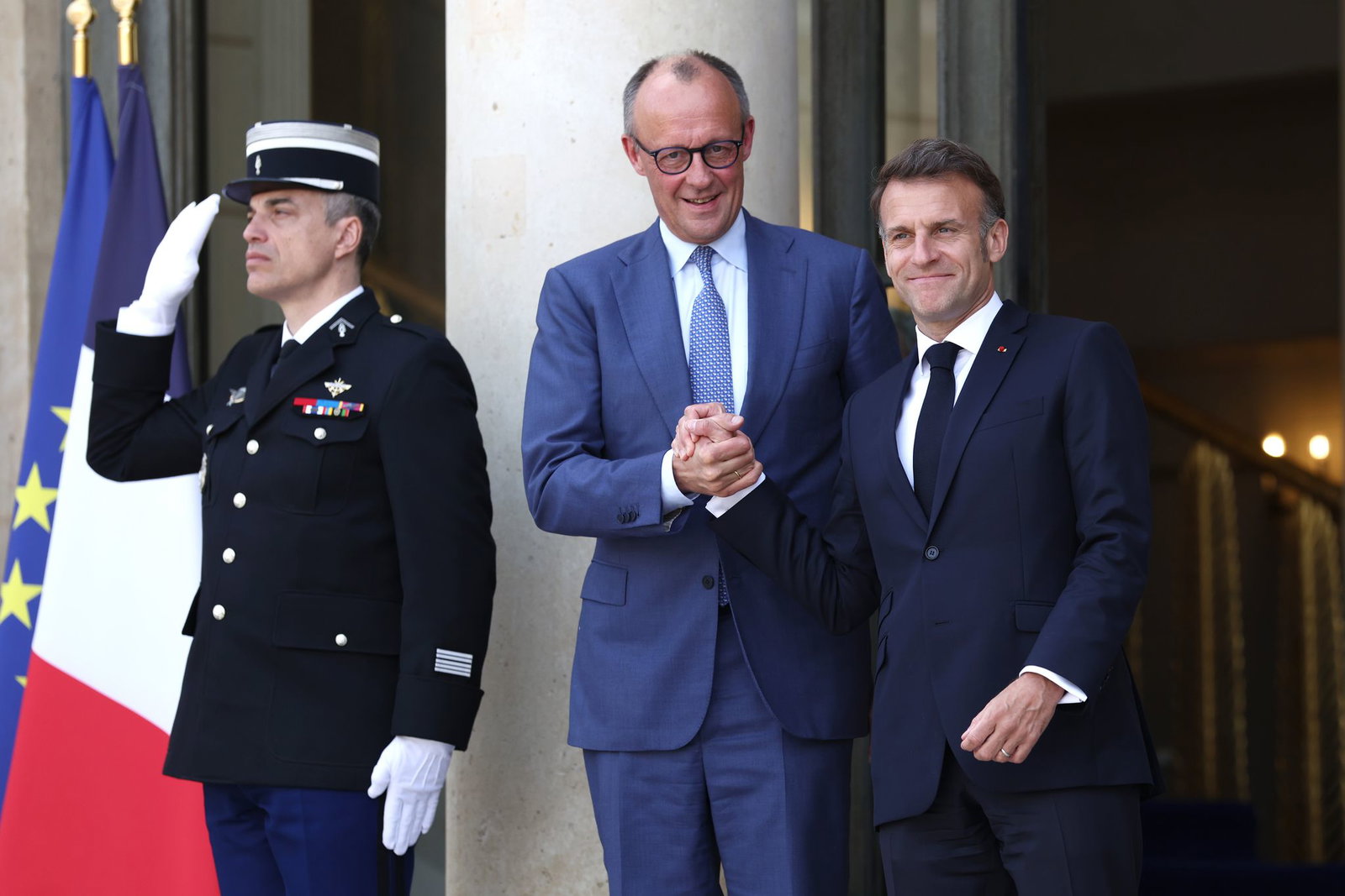 Merz (m.) und Macron (l.) ziehen noch doch an einem Strang. (Archivbild)