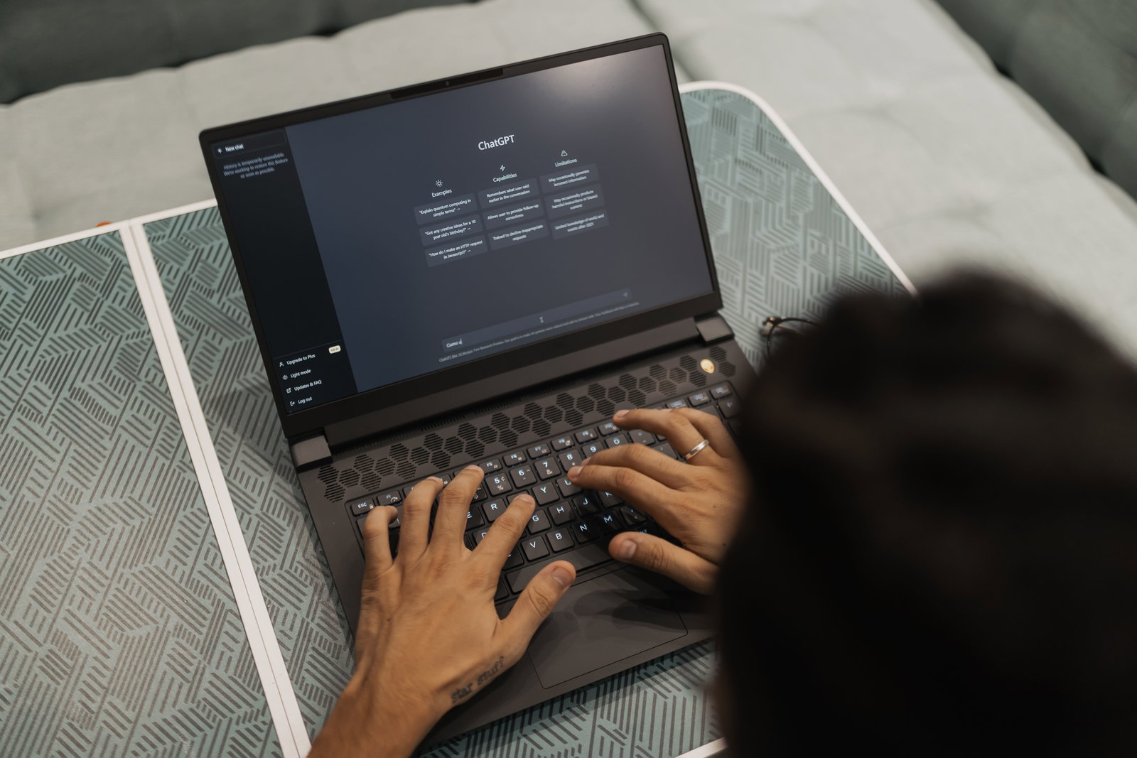 Hände tippen auf PC