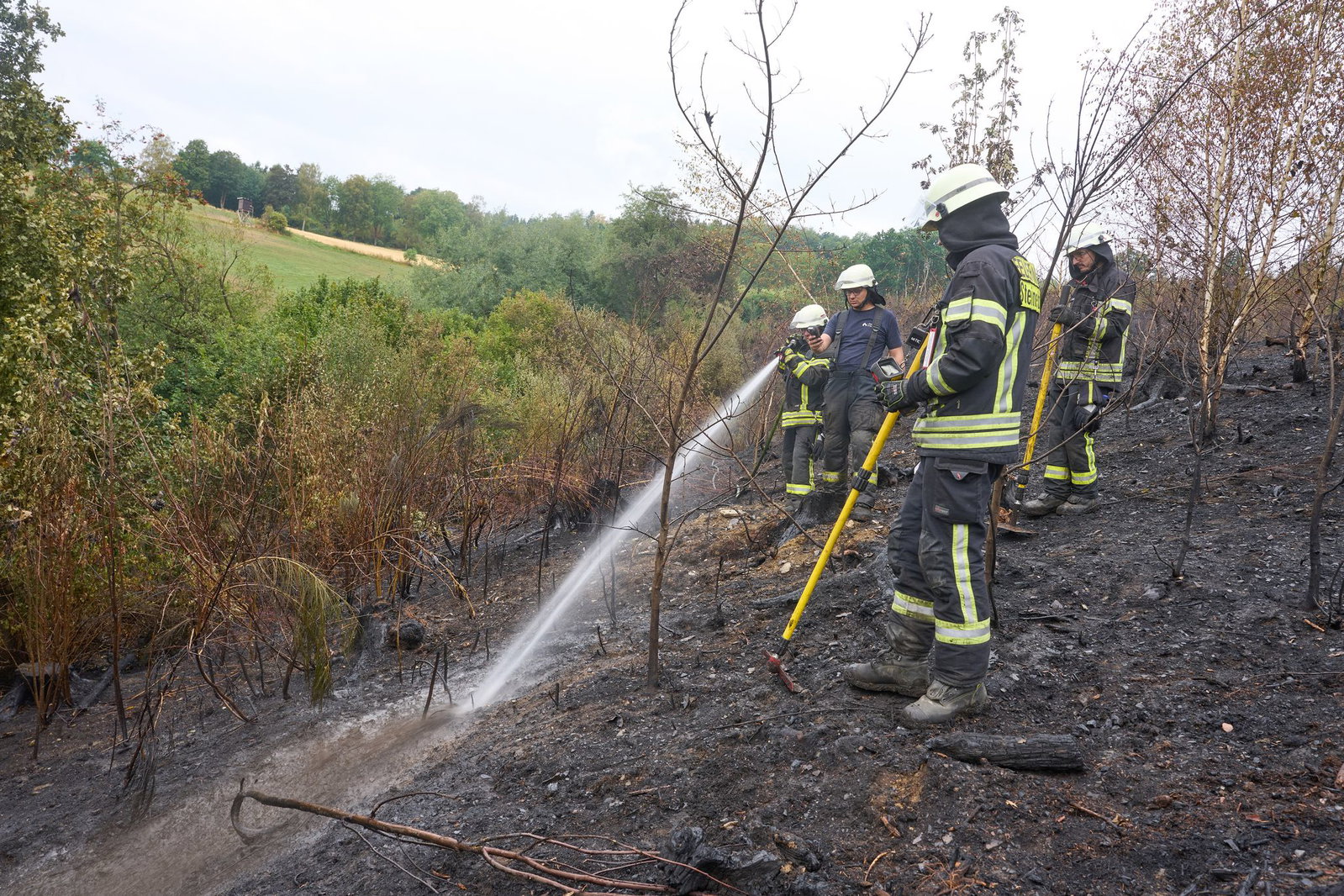 Nach dem Waldbrand beim Ortsteil Gebhardshain läuft der Einsatz weiter. 