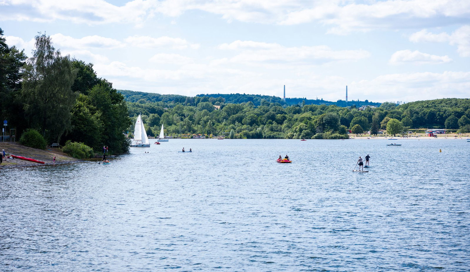 Besucher segeln und Paddeln auf dem Bostalsee. 