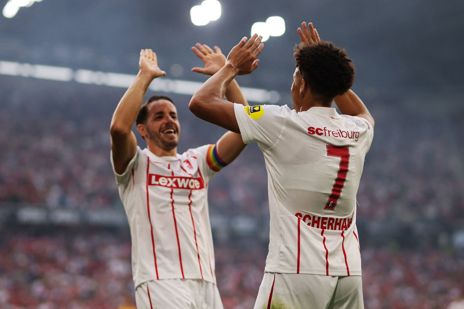 Kapitän Christian Günter (l.) gratuliert Matchwinner Derry Scherhant.