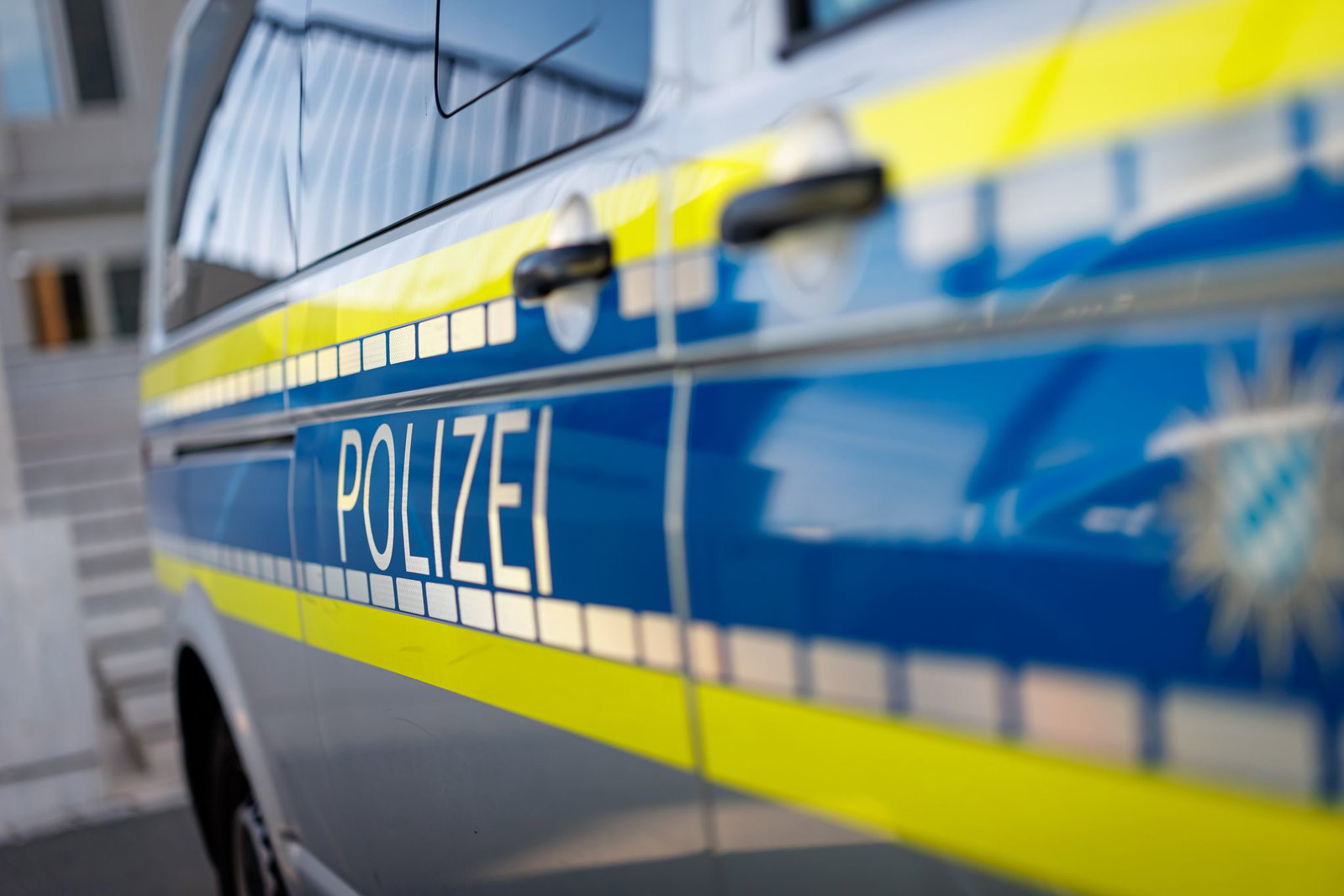 Die Polizei sucht weiterhin nach Zeugen, die Angaben zu dem flüchtigen Autofahrer machen können. (Symbolbild)