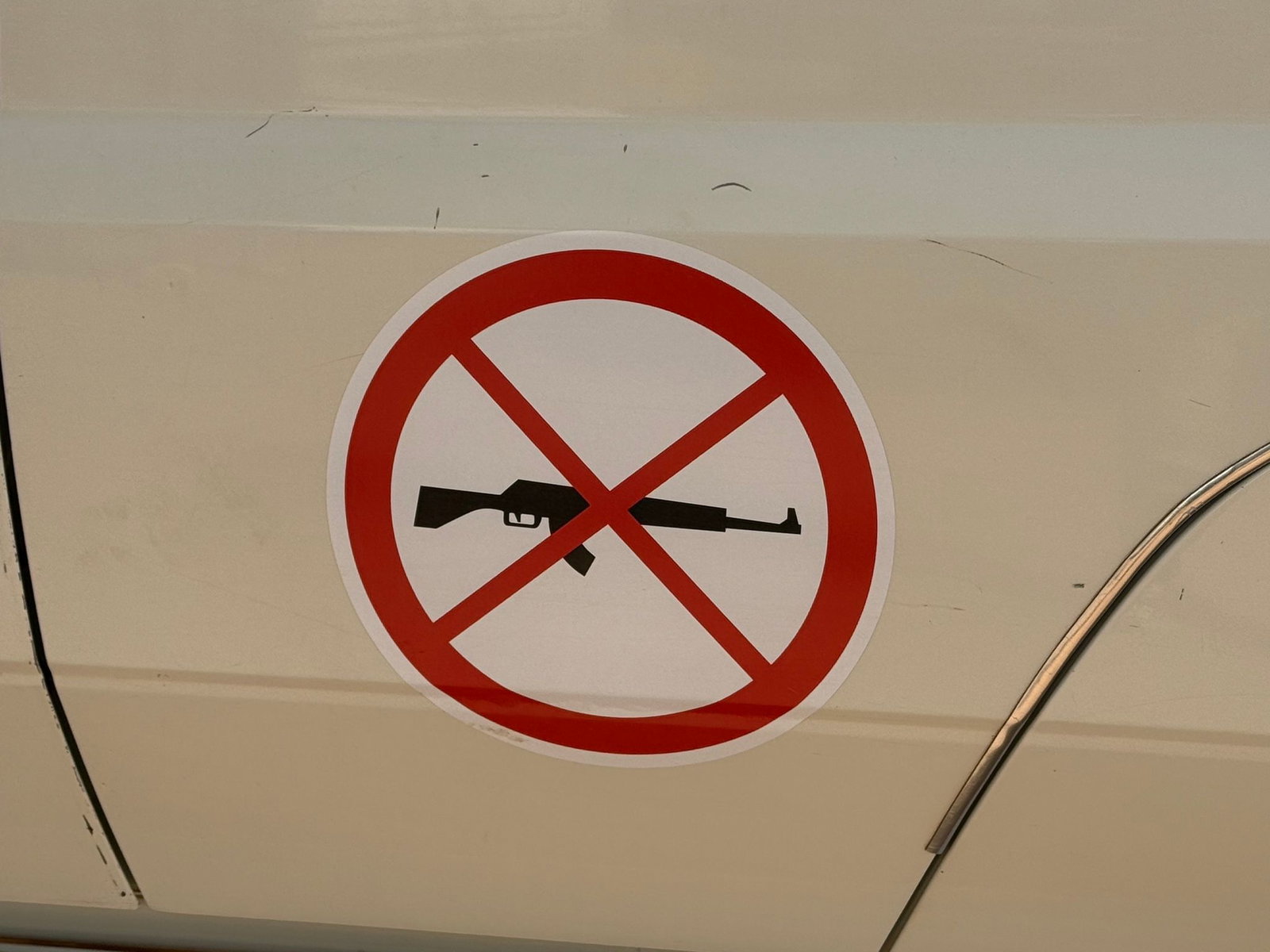 Fahrzeuge und Büros von Hilfsorganisationen machen deutlich: Es gibt hier keine Waffen - eine Garantie für mehr Sicherheit bedeutet das nicht. (Archivbild)