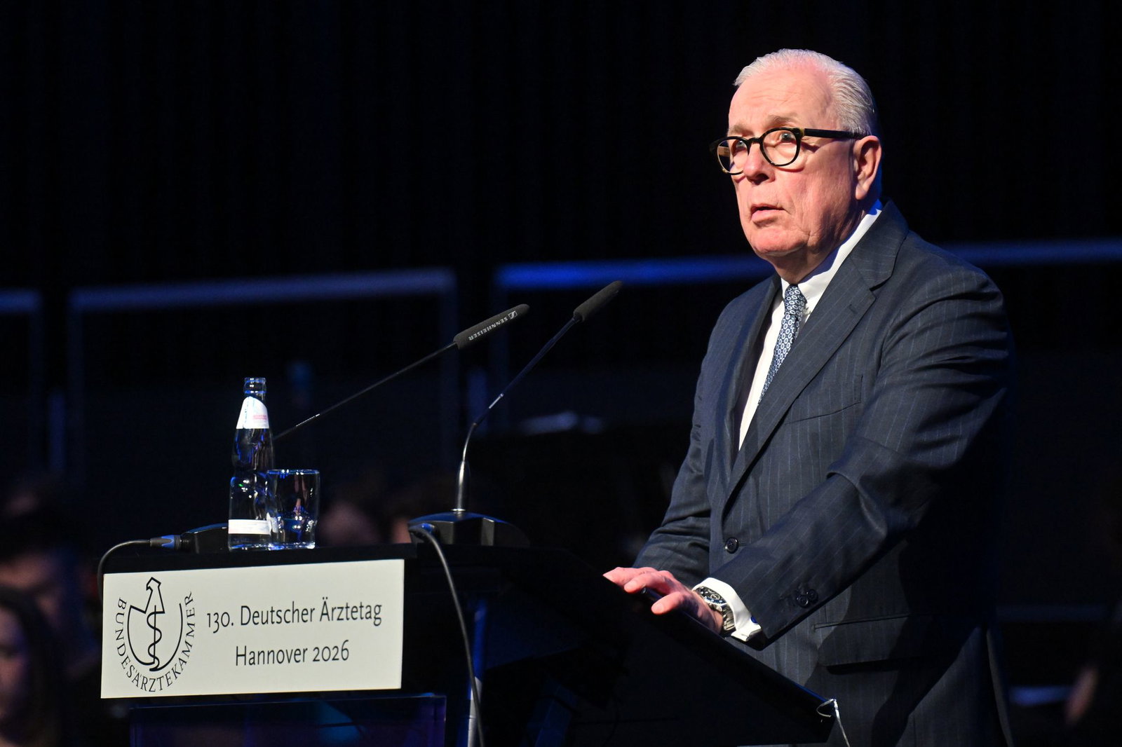 Der Präsident der Bundesärztekammer möchte, dass Patienten bei Beschwerden zuerst zum Hausarzt gehen. (Archivbild)