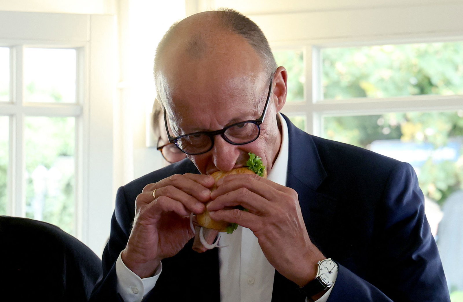 Das Fischbrötchen ließ sich der Kanzler schmecken.
