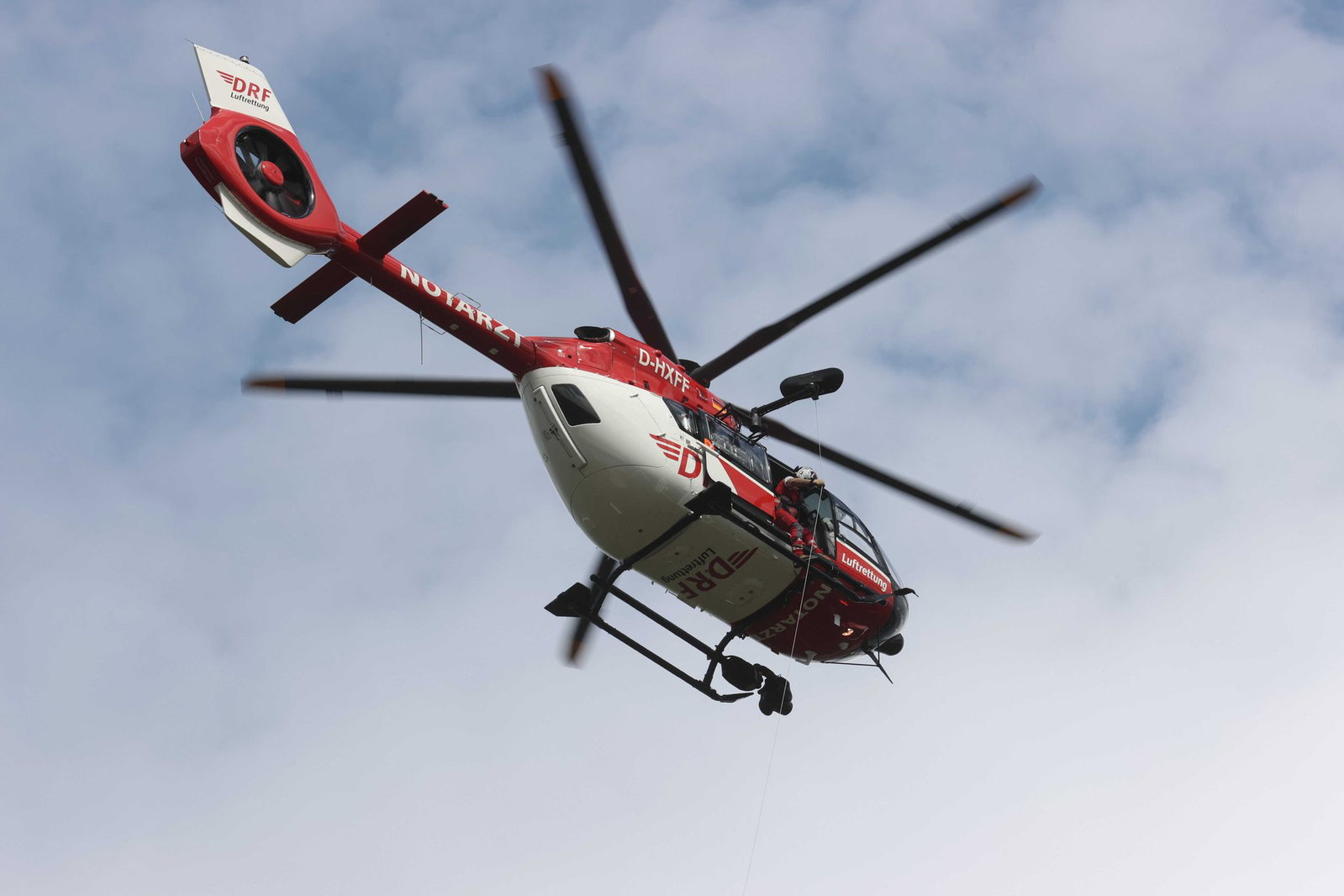 Ein Rettungshubschrauber brachte den lebensgefährlich verletzten Motorradfahrer in ein Klinikum. (Symbolbild)