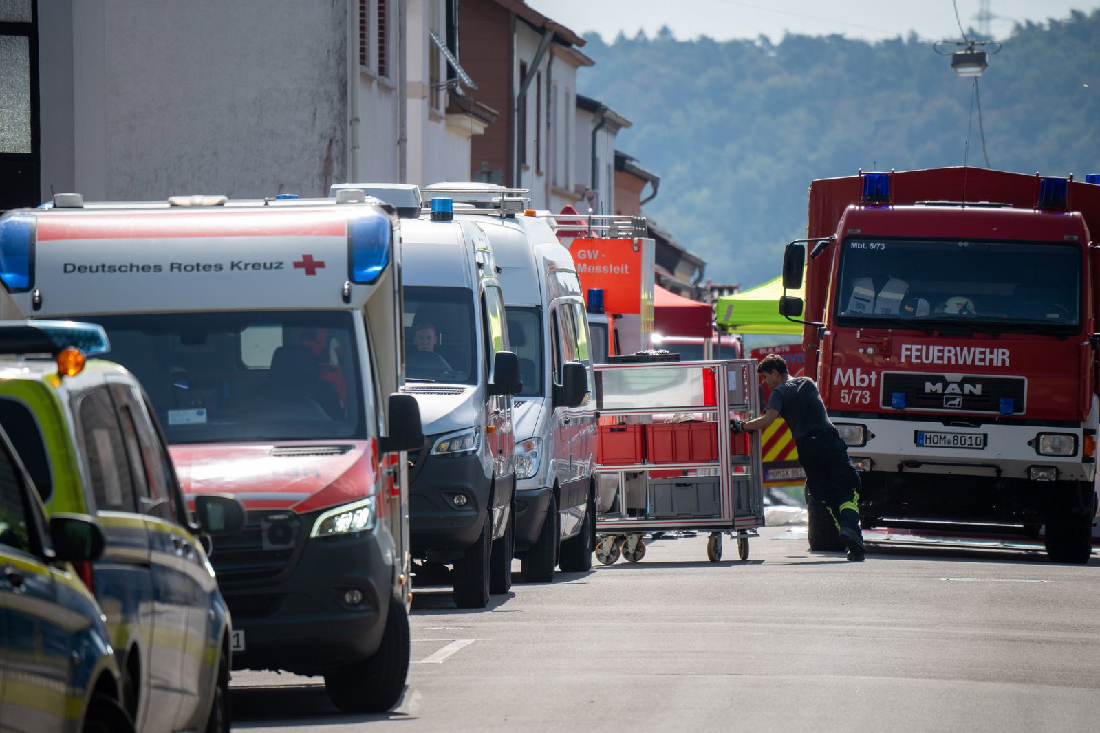 Zahlreiche Einsatzkräfte waren beteiligt, die Straße vor dem Mehrfamilienhaus war über Stunden gesperrt.