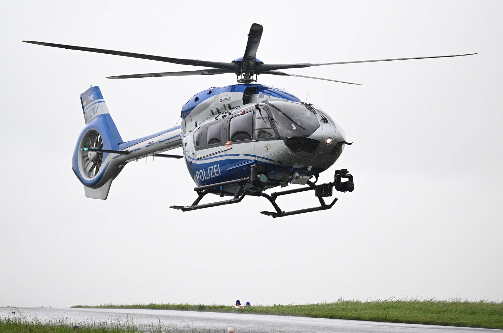 Ein Polizeihubschrauber konnte die 74-Jährige aufspüren. (Symbolbild)