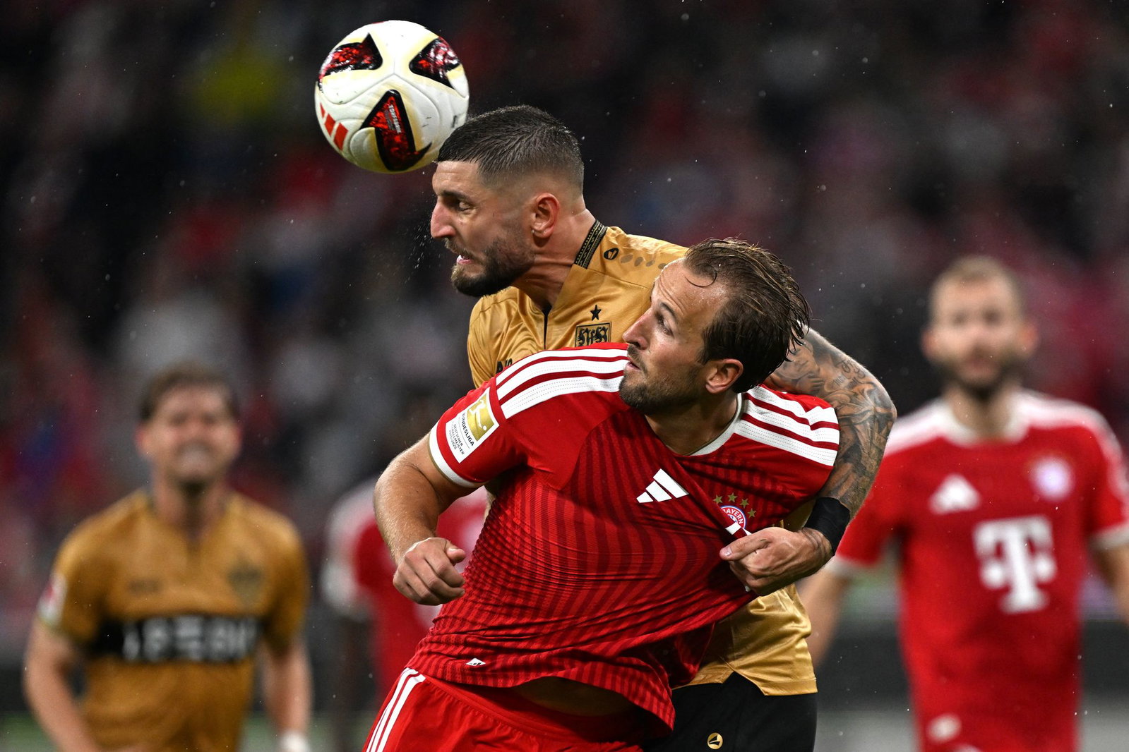 Harry Kane (vorne) in Aktion gegen Stuttgart. 