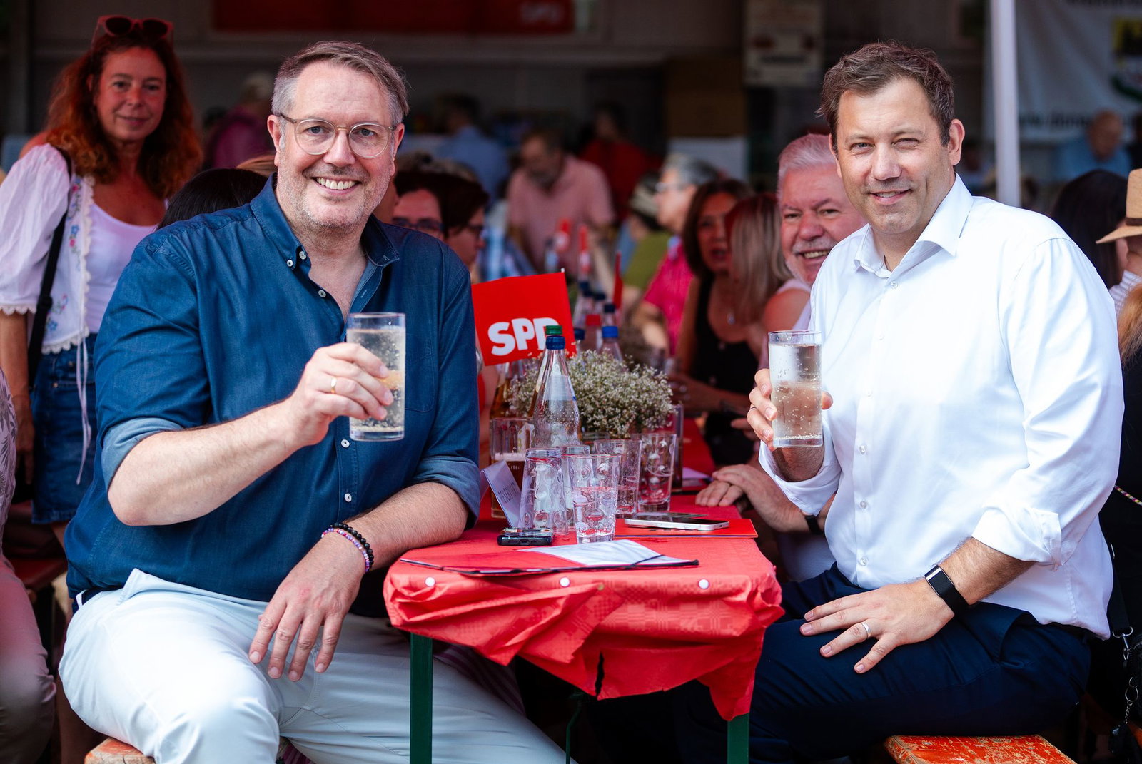 SPD-Vize Schweitzer rief die Sozialdemokraten mit Lars Klingbeil zusammen auf, sich gegen den Frust zu stemmen. 