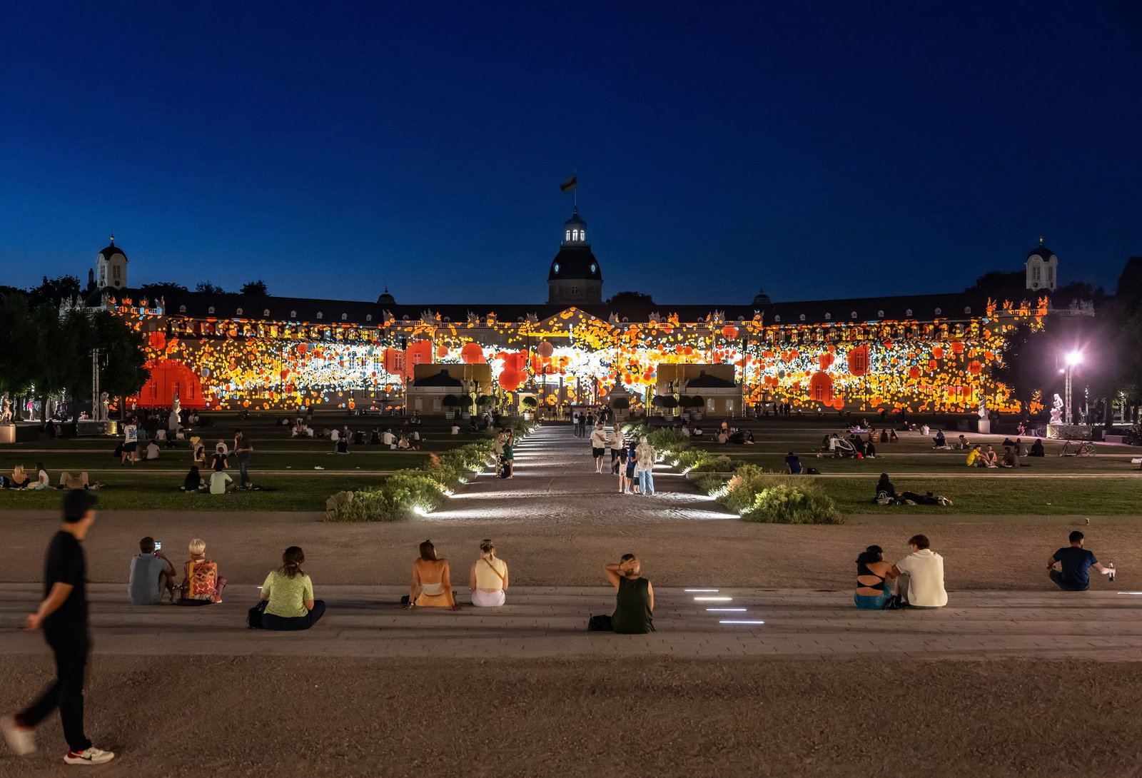 Farben und Formen auf dem Karlsruher Schloss: Die Projektion «Metabolism» ist Teil der diesjährigen Schlosslichtspiele.
