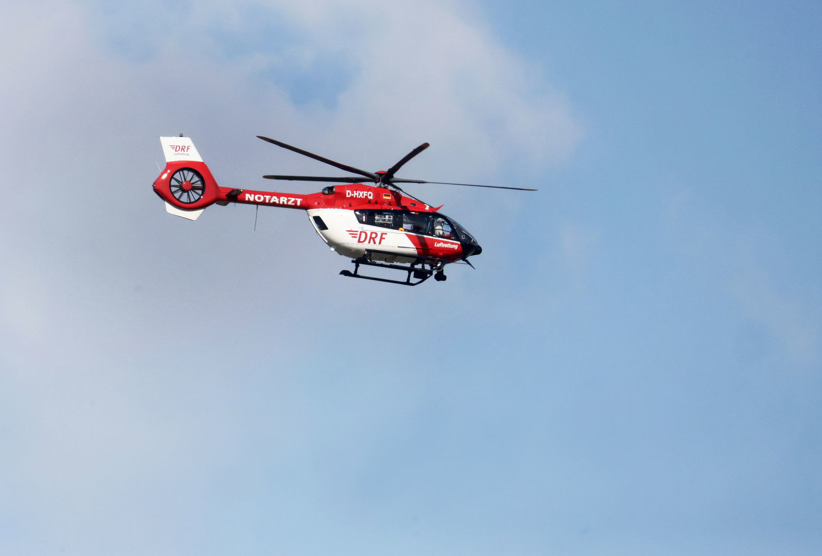 Per Rettungshubschrauber und mit lebensgefährlichen Verletzungen kam der Mann in ein Krankenhaus. (Symbolbild)
