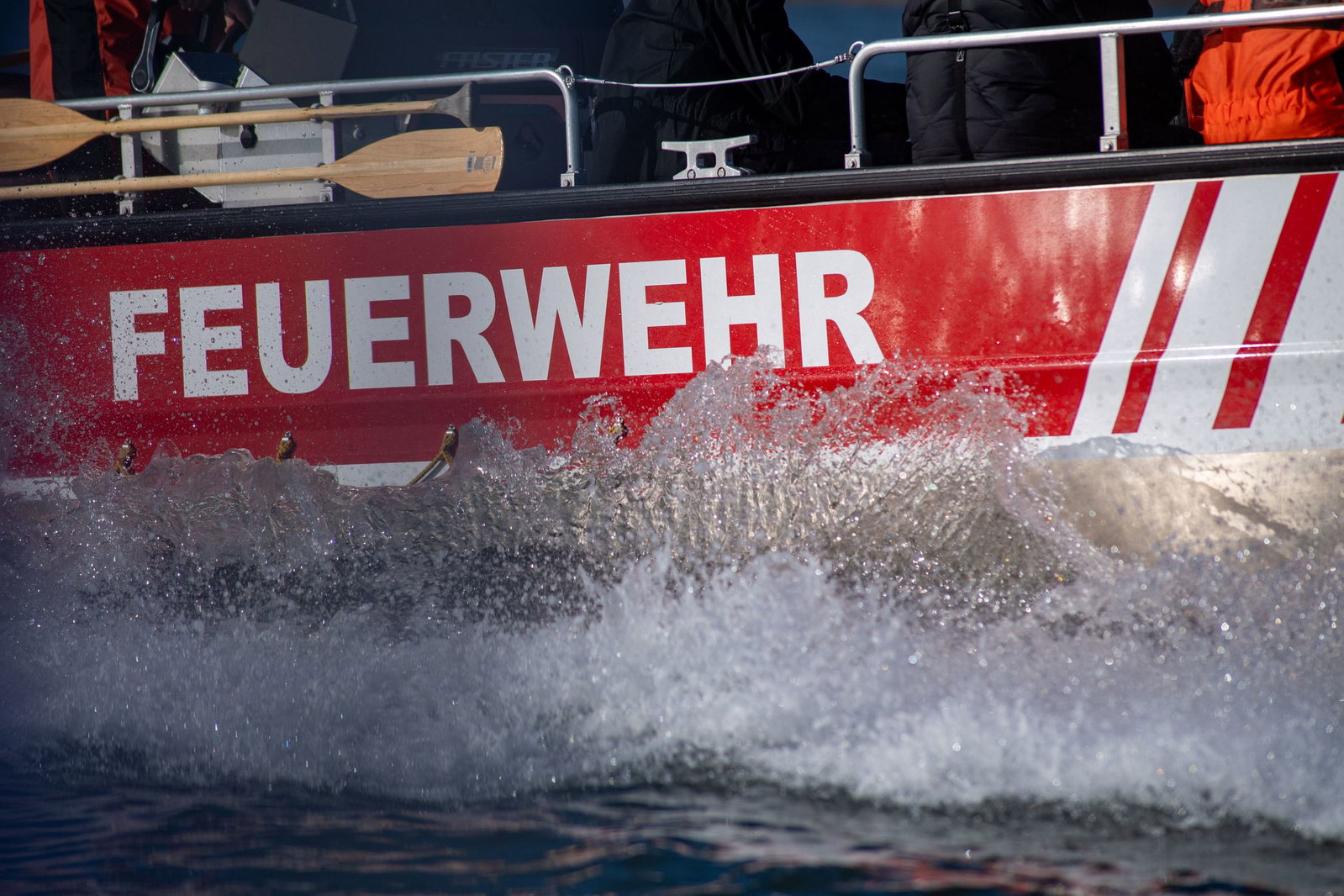 Die Feuerwehr kommt den Passanten und dem Schwimmer zu Hilfe. (Symbolbild)