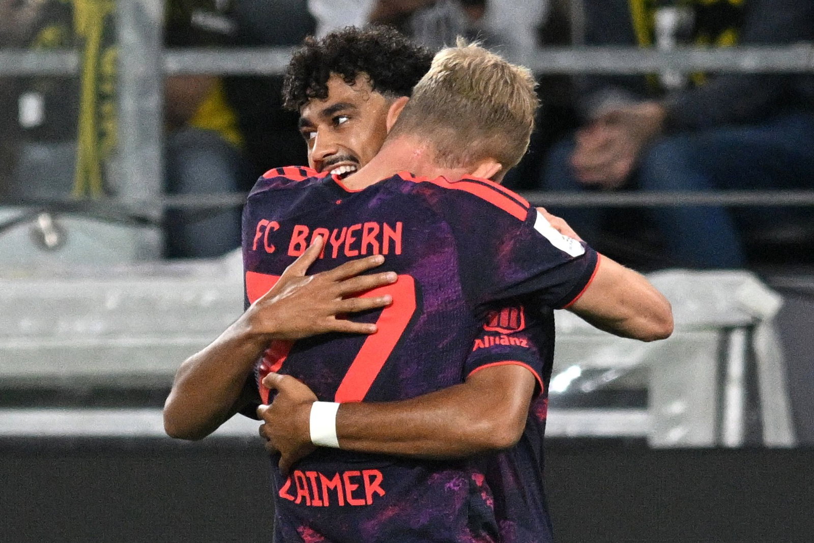 Neuzugang Nathaniel Brown erzielte die Bayern-Führung und wird von Konrad Laimer beglückwünscht.