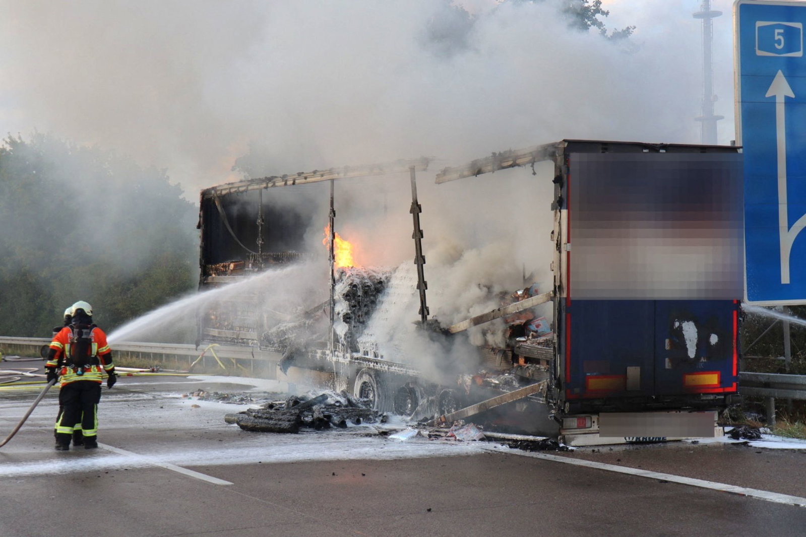 Hoher Schaden nach Lkw-Brand auf Autobahn. 