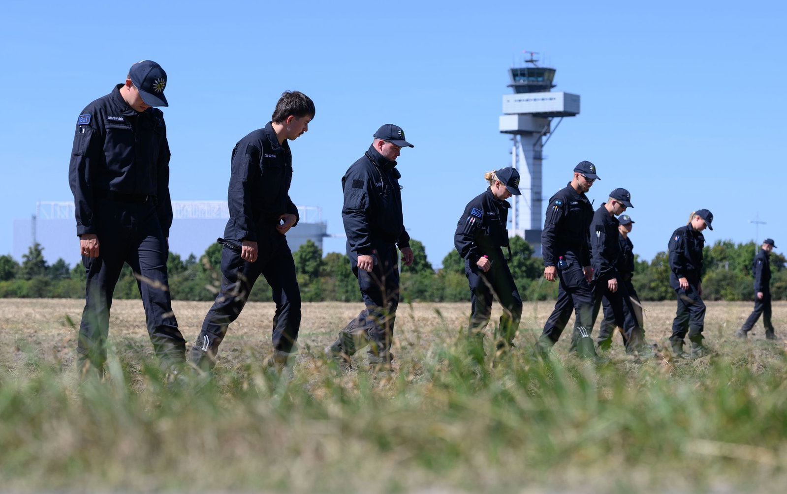 Einsatzkräfte durchkämmten nach der Entdeckung der Drohne die Umgebung des Flughafens. (Archivbild)