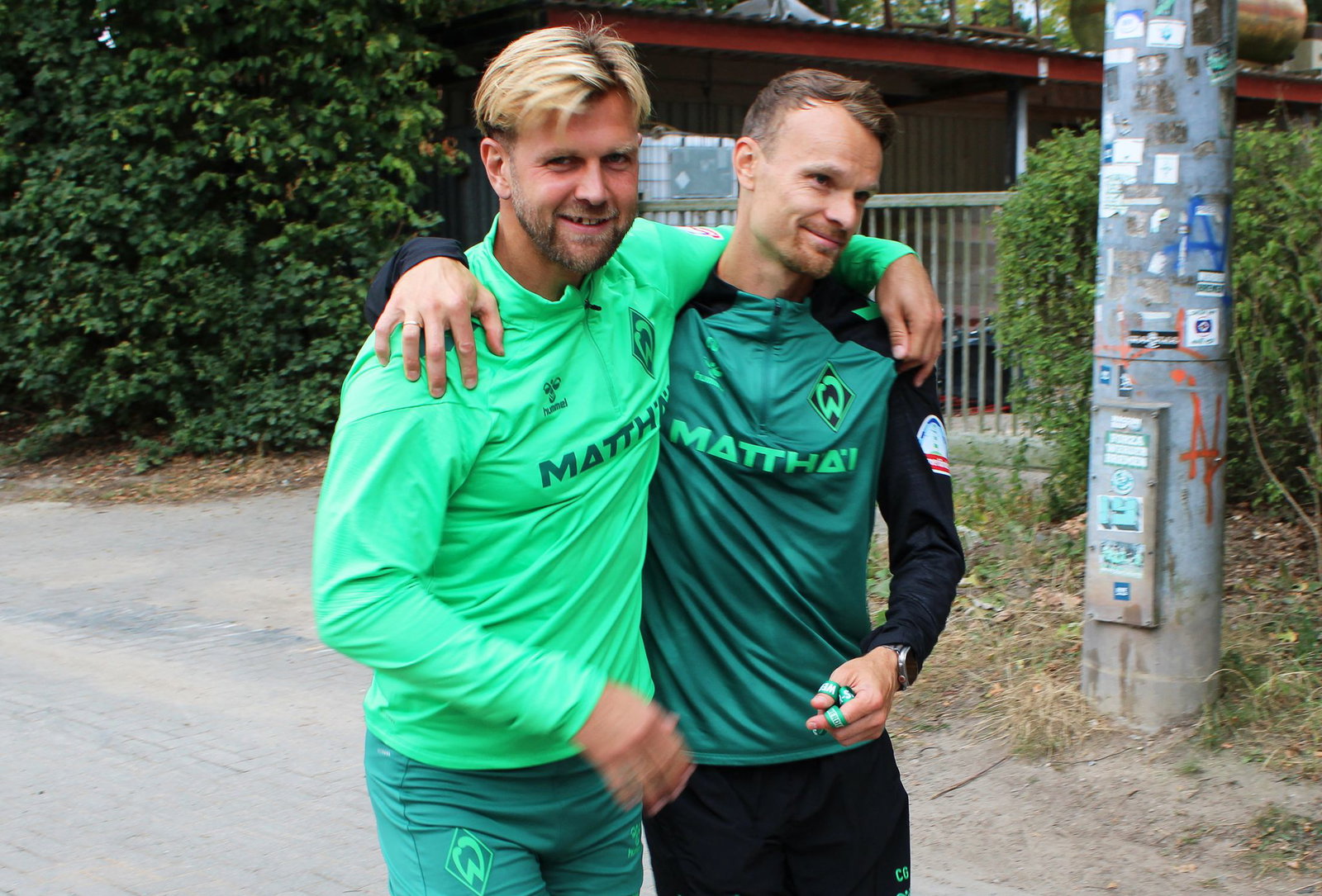 Niclas Füllkrug umarmt seinen ehemaligen Mitspieler Christian Groß bei seiner ersten Trainingseinheit seit seiner Rückkehr zu Werder.