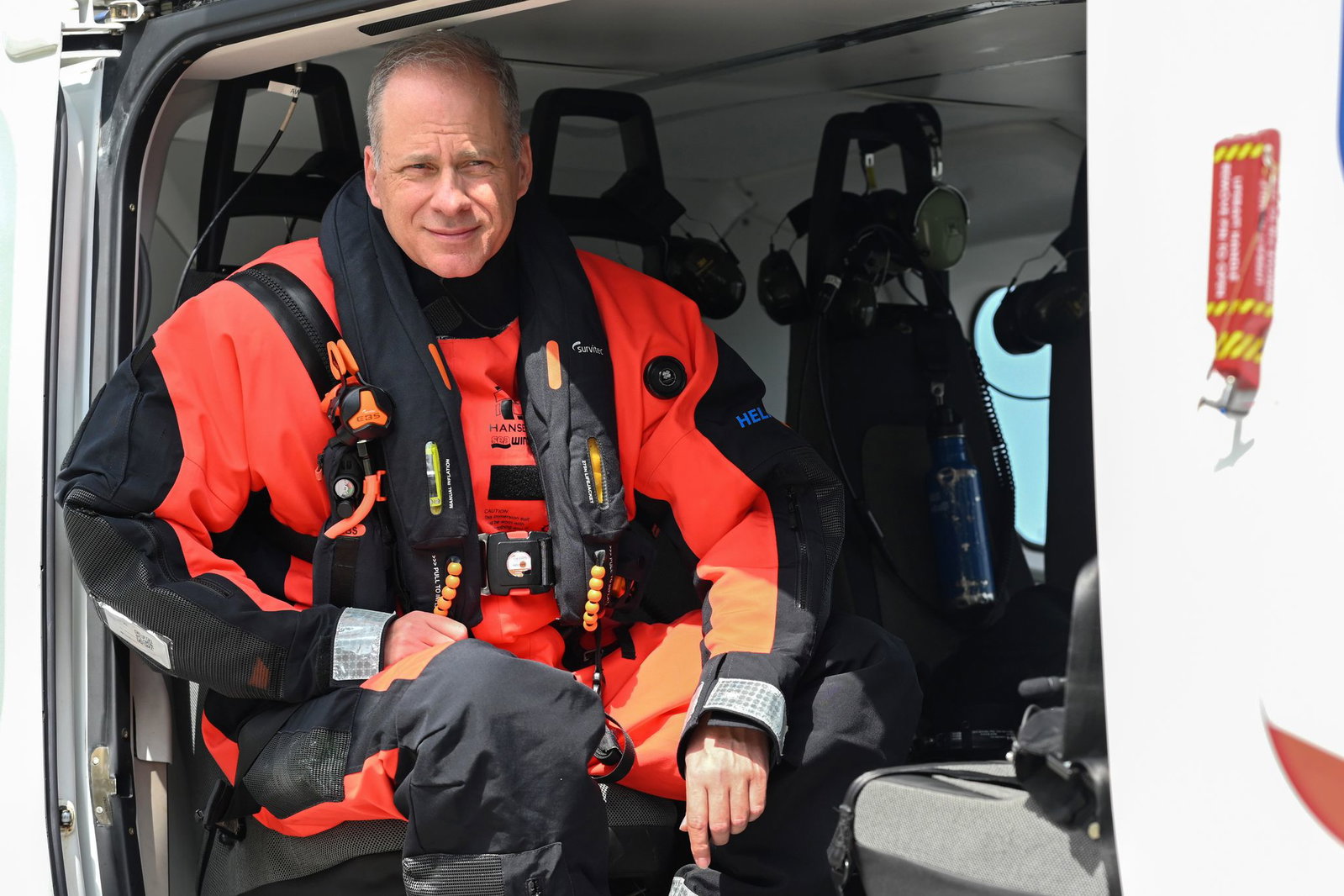 EnBW-Chef Georg Stamatelopoulos hat sich den Windpark kurz vor Fertigstellung bei einem Helikopterflug angeschaut.