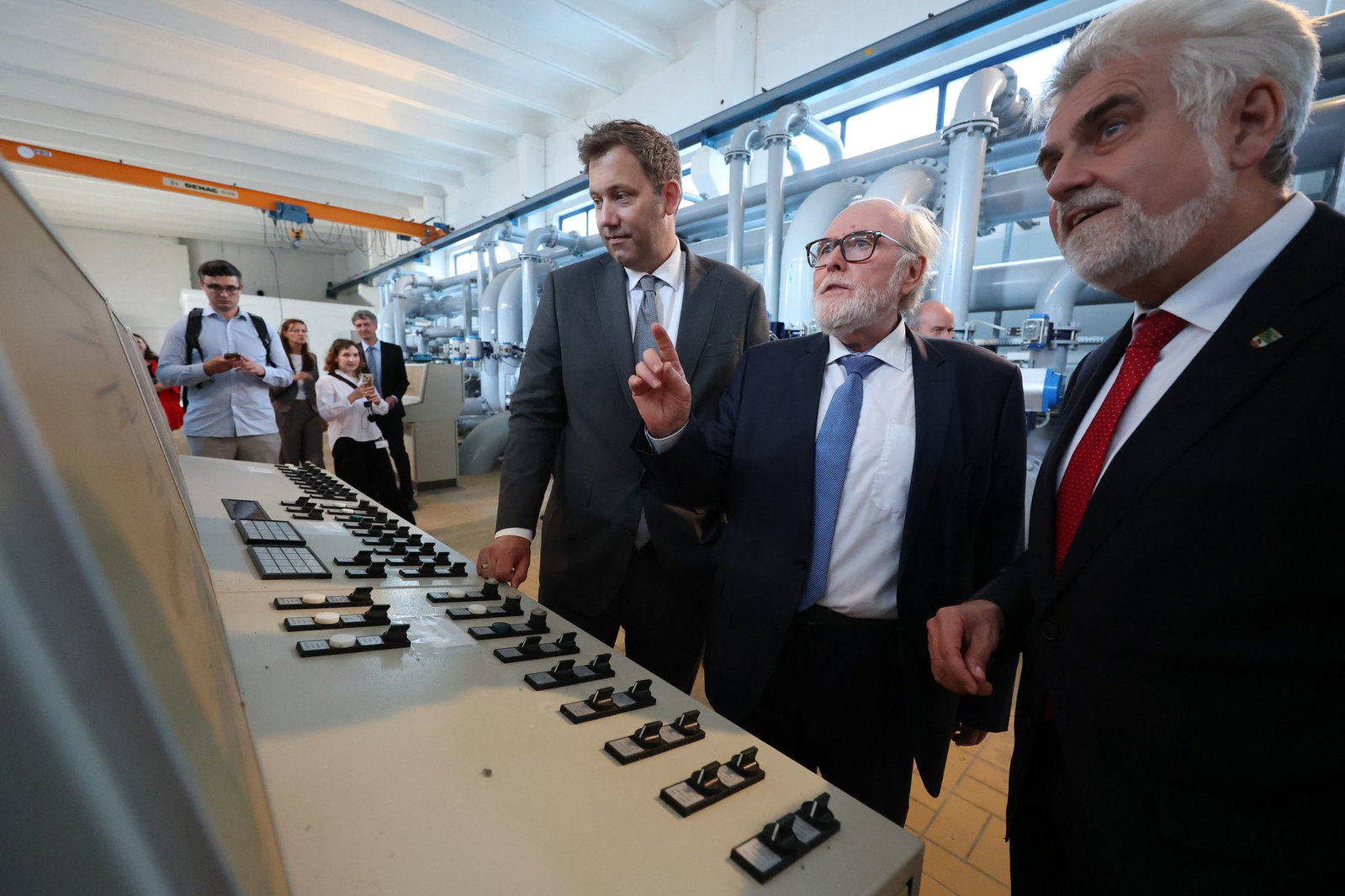 Finanzminister Lars Klingbeil übergab in Halle (Sachsen-Anhalt) den Förderbescheid für ein Wasserwerk.