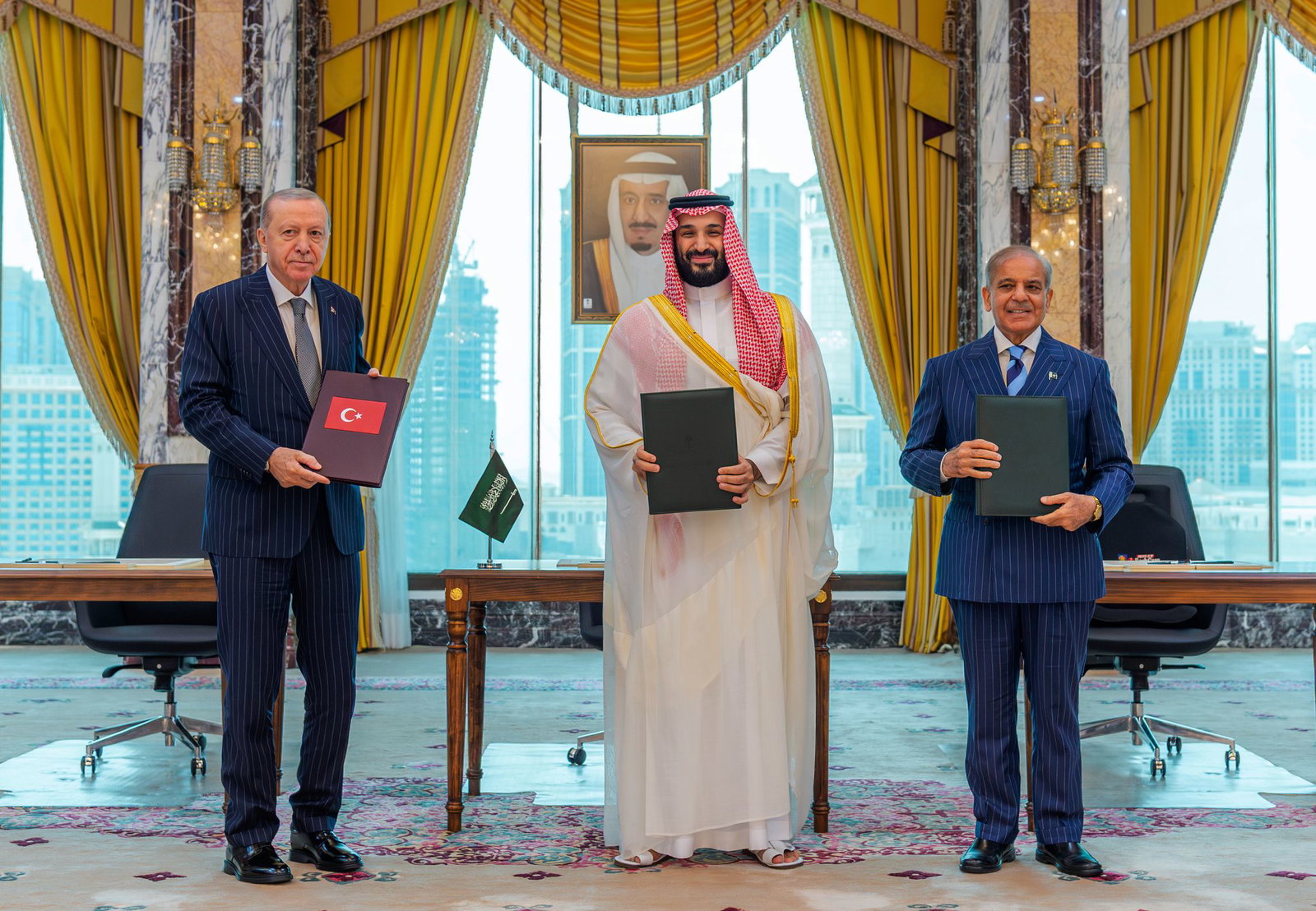 Der türkische Präsident Recep Tayyip Erdogan (l), der saudische Kronprinz Mohammed bin Salman (M) und Pakistans Ministerpräsident Shehbaz Sharif unterzeichneten den Verteidigungspakt in Mekka.
