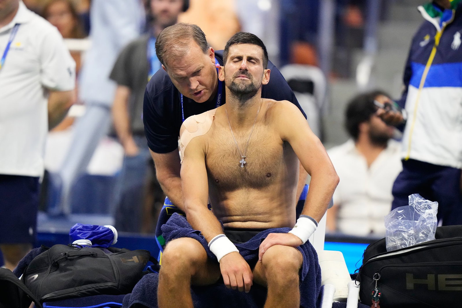 Im fünften Satz wird Novak Djokovic am Rücken behandelt.