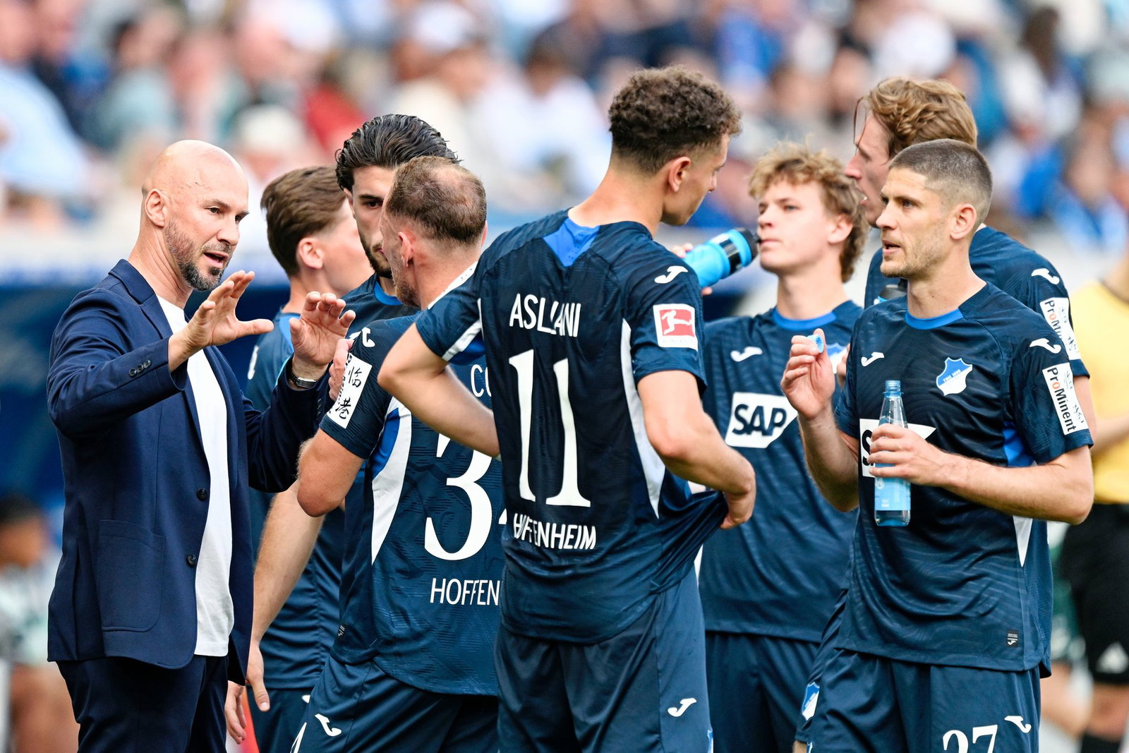 Trainer Christian Ilzer (l) startet mit Hoffenheim in Köln in die neue Saison. (Archivbild)