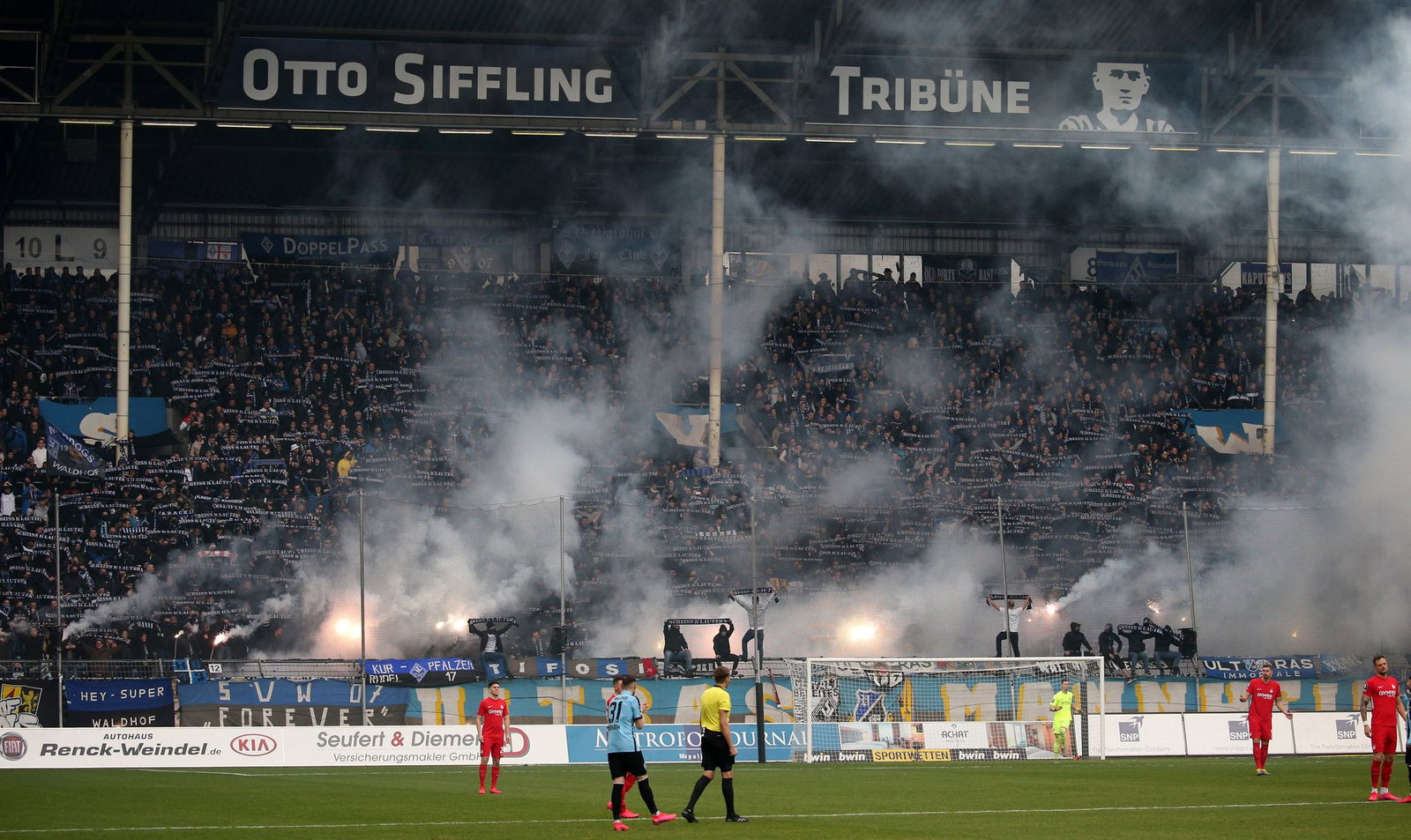 Auch die Waldhof-Anhänger sorgen für eine aufgeheizte Atmosphäre.