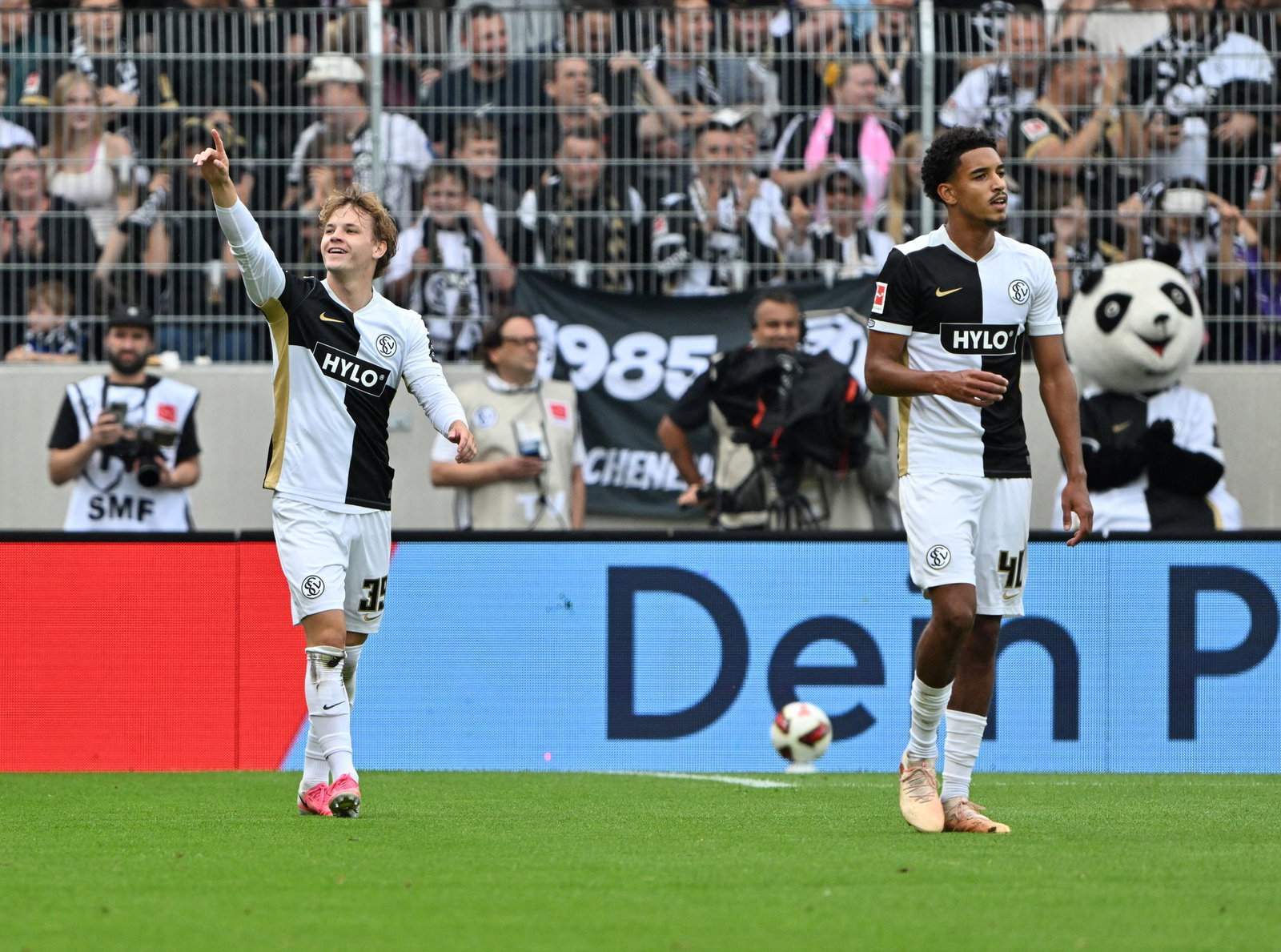 Torschütze Cole Campell (l.) jubelt an der Kaiserlinde.