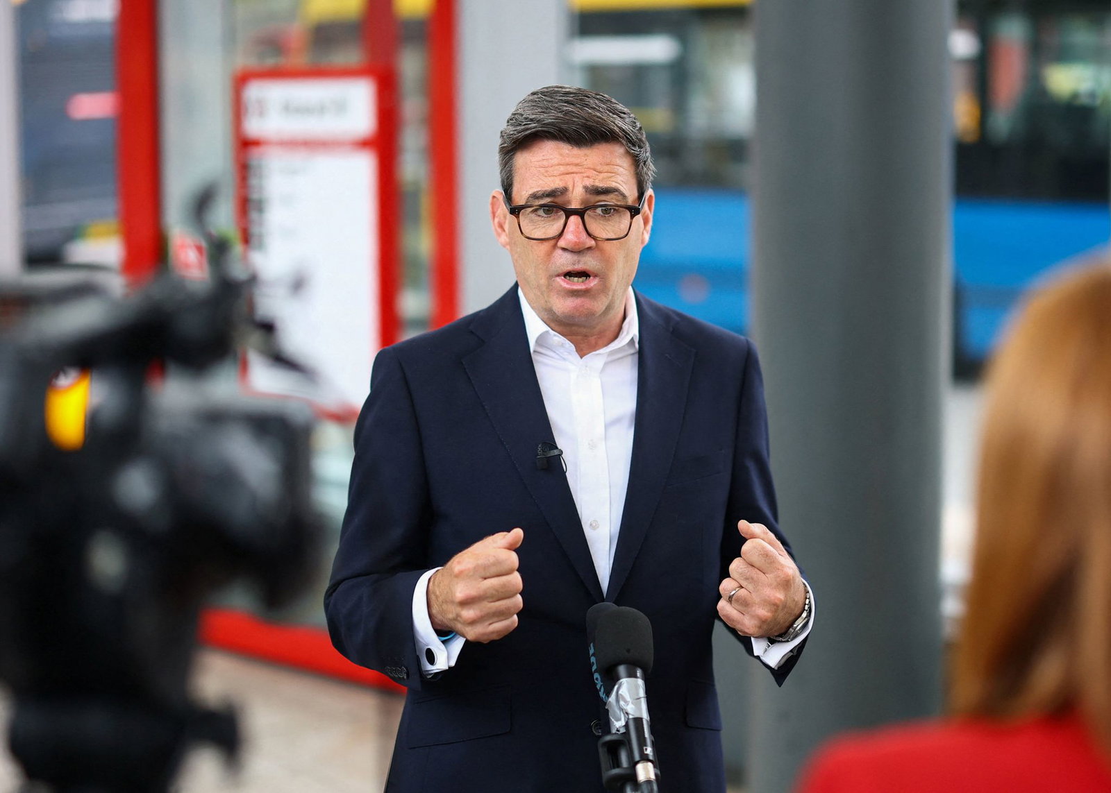 Premierminister Andy Burnham bekam Nachrichten von jemandem, der sich als Trump-Beraterin ausgab - und wurde misstrauisch. 