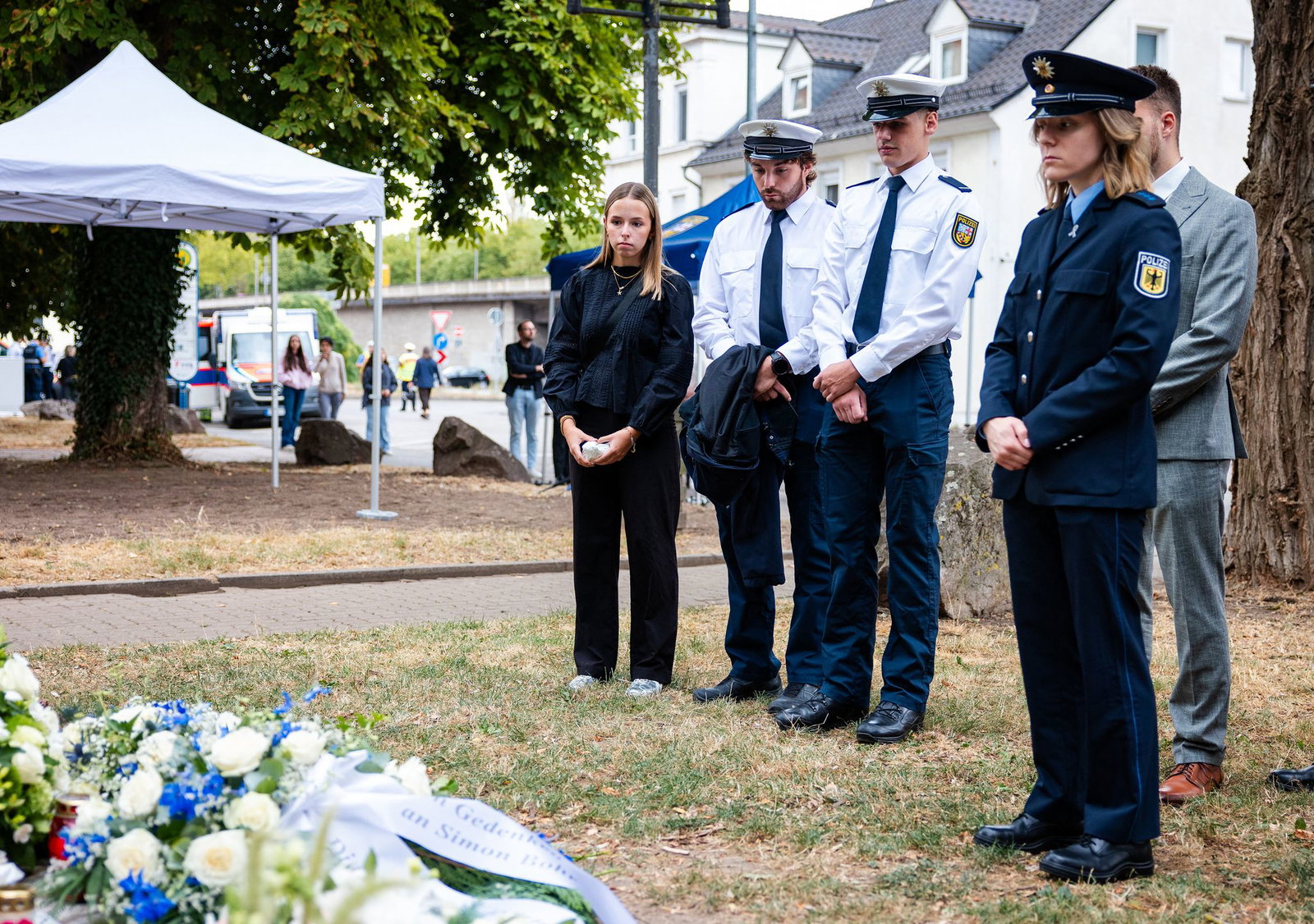 Bundespolizisten trauern nach dem Gedenken an der Stele für den getöteten Polizeioberkommissar Simon Bohr. Der 34-Jährige war am 21. August 2025 bei einem Polizeieinsatz in Völklingen tödlich verletzt worden.