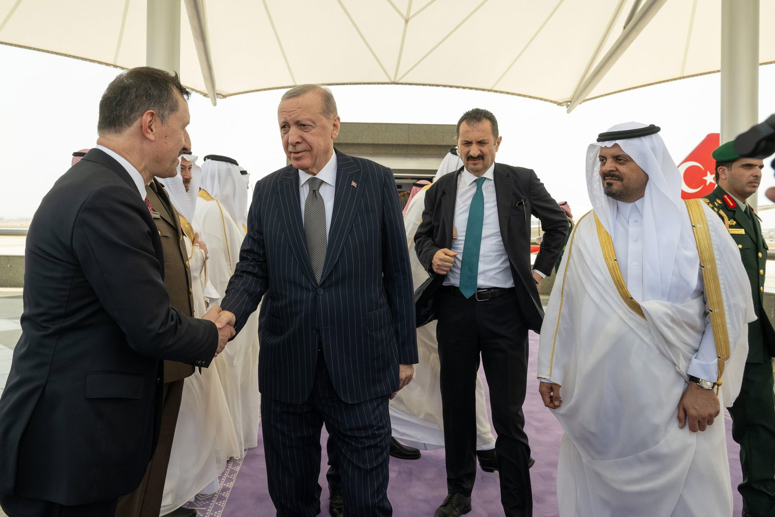Der türkische Präsident Recep Tayyip Erdogan trifft zu Gesprächen in Saudi-Arabien ein.