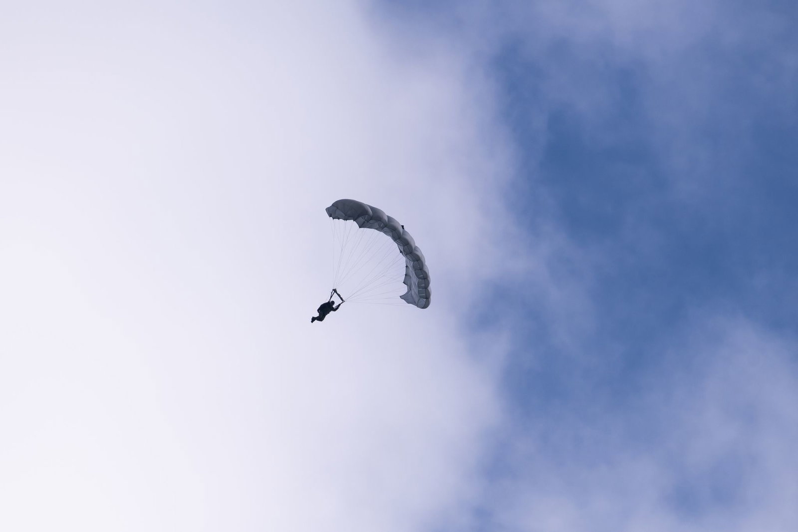 Ein Fallschirmspringer ist bei einer Landung nahe dem Flugplatz Günzburg verletzt worden. (Symbolbild)