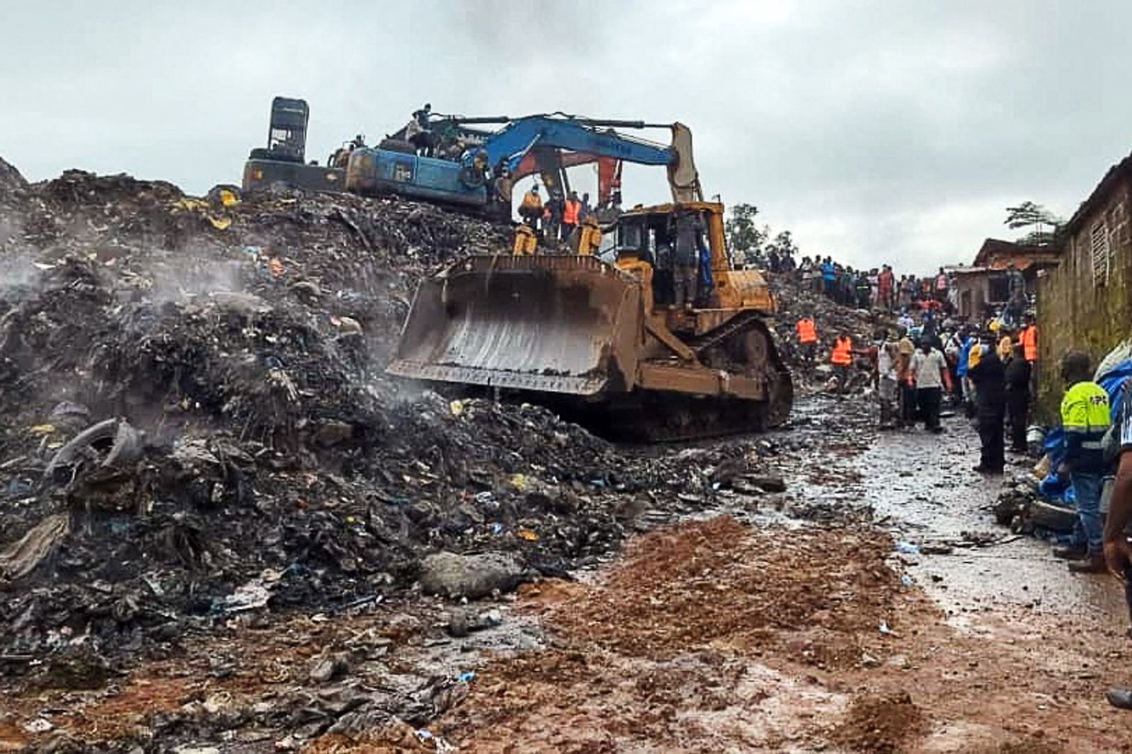 Der Müllberg geriet nach schwerem Regen ins Rutschen und verschüttete mehrere Häuser in einem Vorort der Hauptstadt Conakry. 