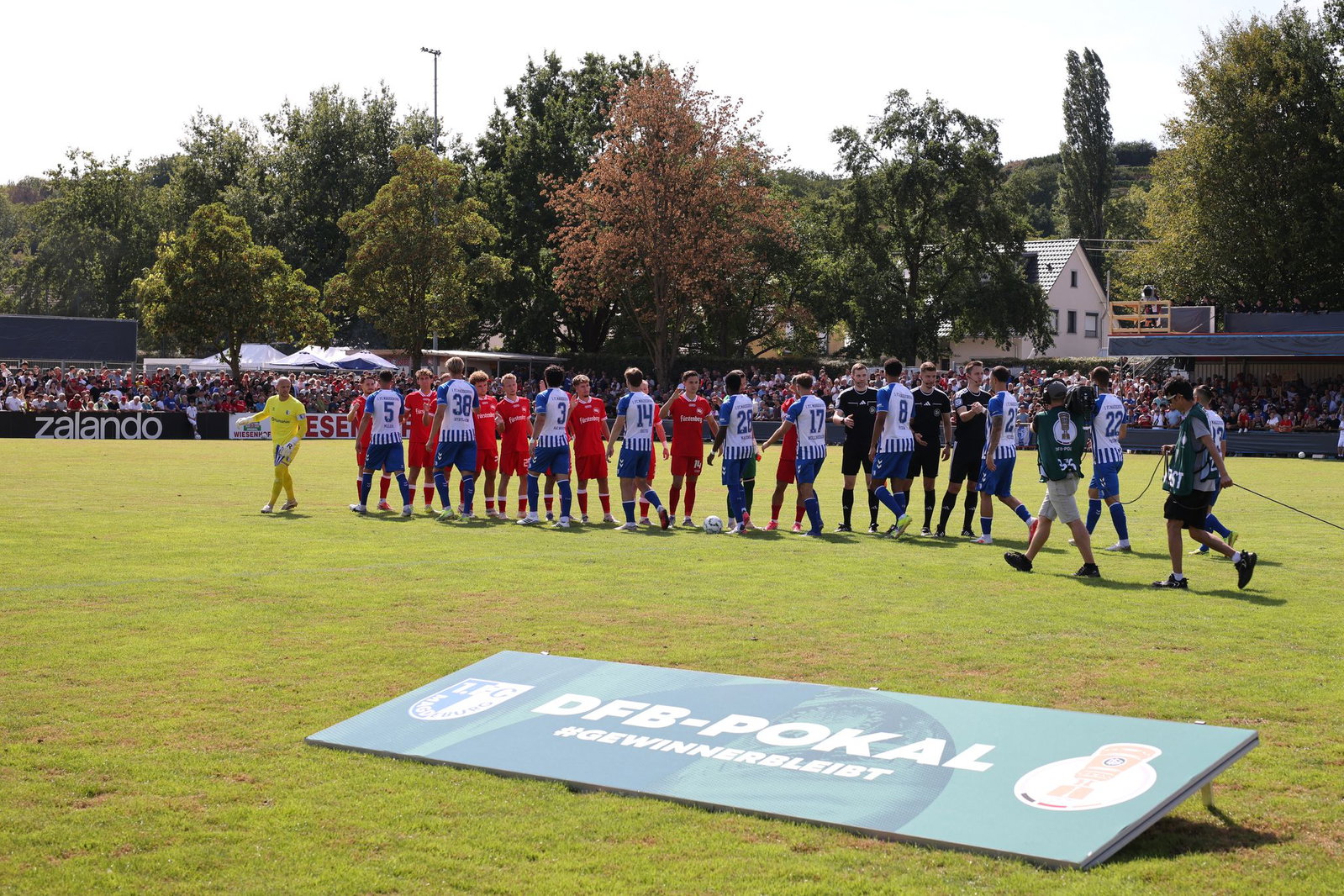 Etwas holprig: der Rasen im Bahlinger Kaiserstuhlstadion.