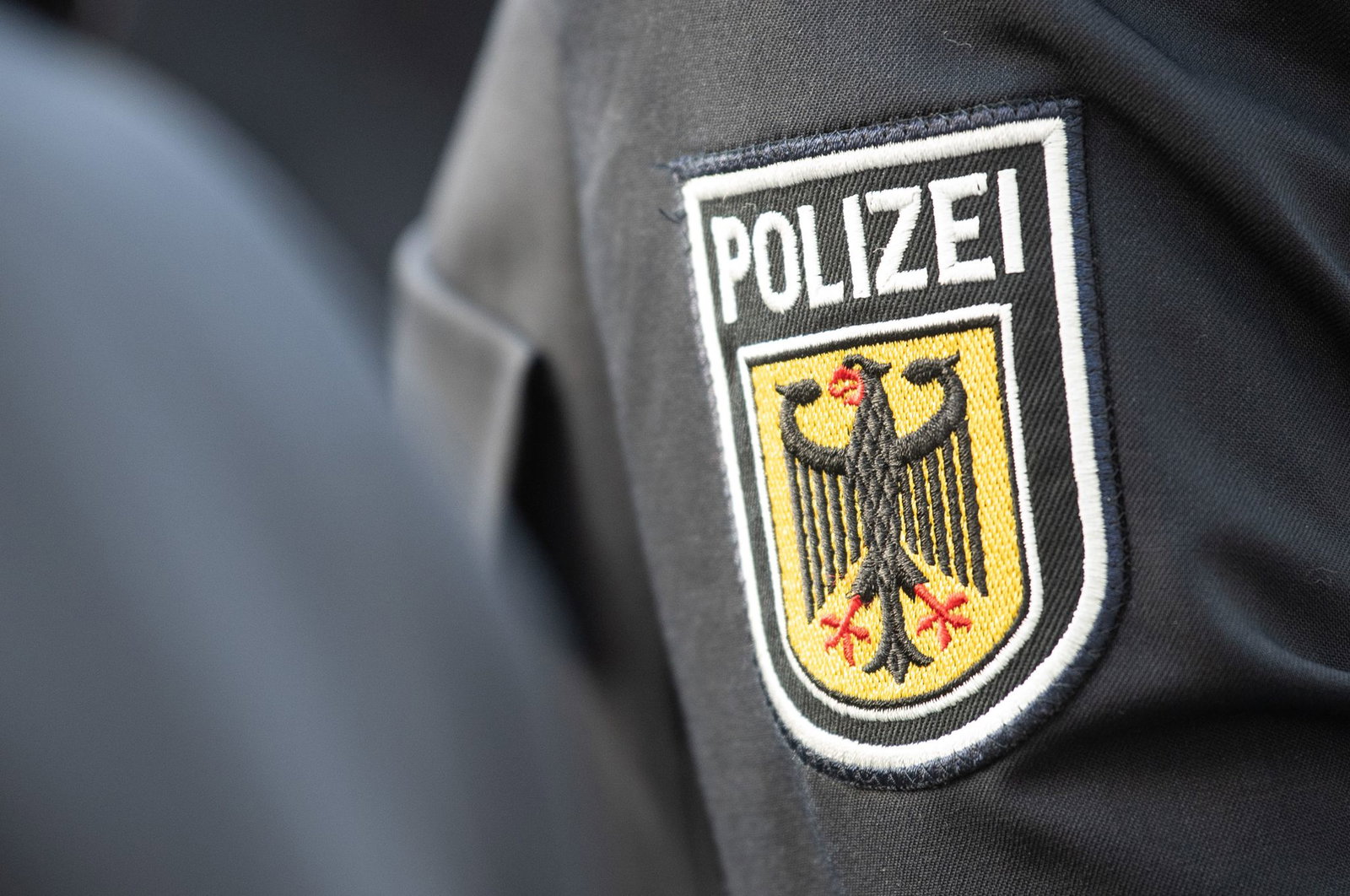 Beamte der Bundespolizei nahmen den Mann schließlich fest. (Symbolbild)