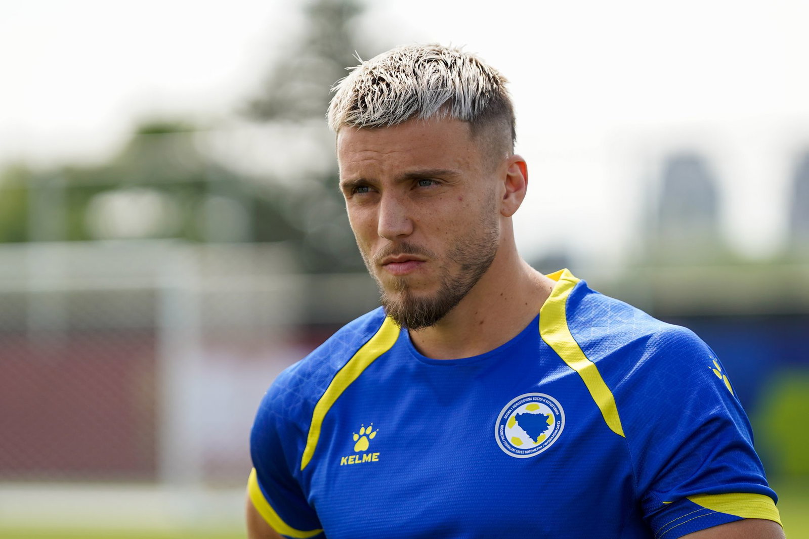Erst die Hitze bei der WM im Trikot von Bosnien-Herzegowina und jetzt im Trainingslager des VfB Stuttgart: Stürmer Demirović «hasst» sehr hohe Temperaturen. (Archivbild)